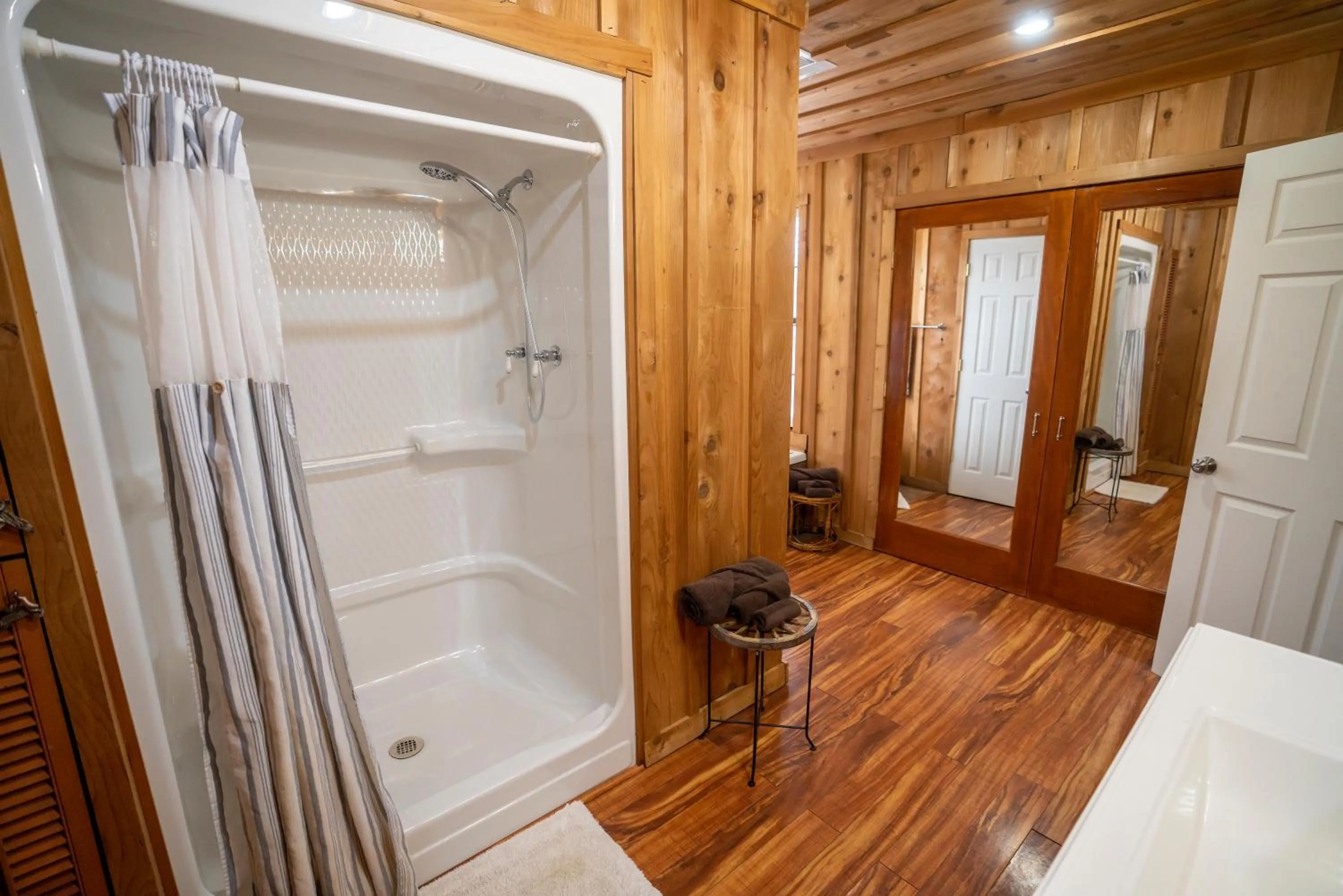 Shower in Liams Lodge-Peaceful Cabin Panoramic Lake Views