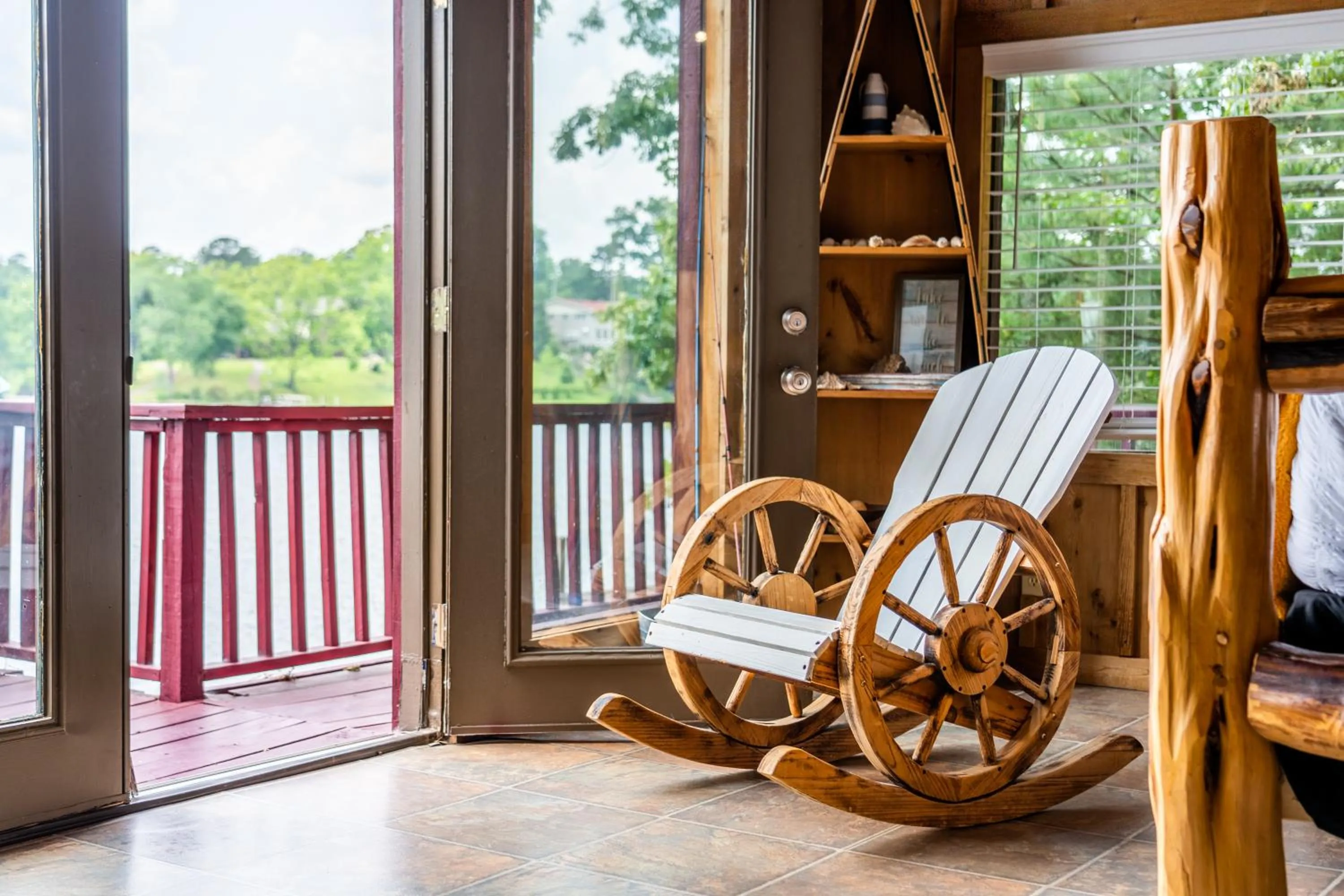 Lake view in Liams Lodge-Peaceful Cabin Panoramic Lake Views