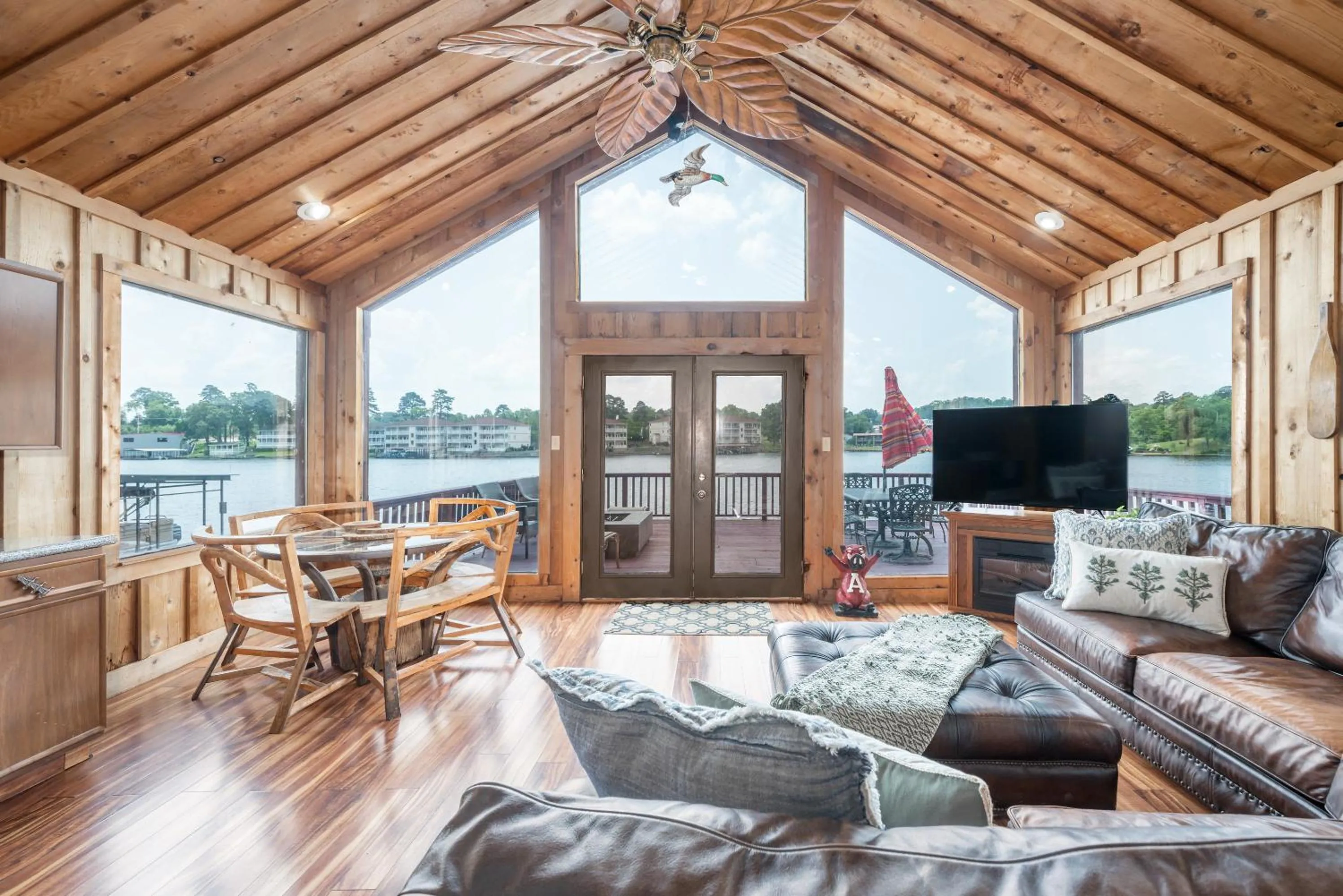 Living room in Liams Lodge-Peaceful Cabin Panoramic Lake Views
