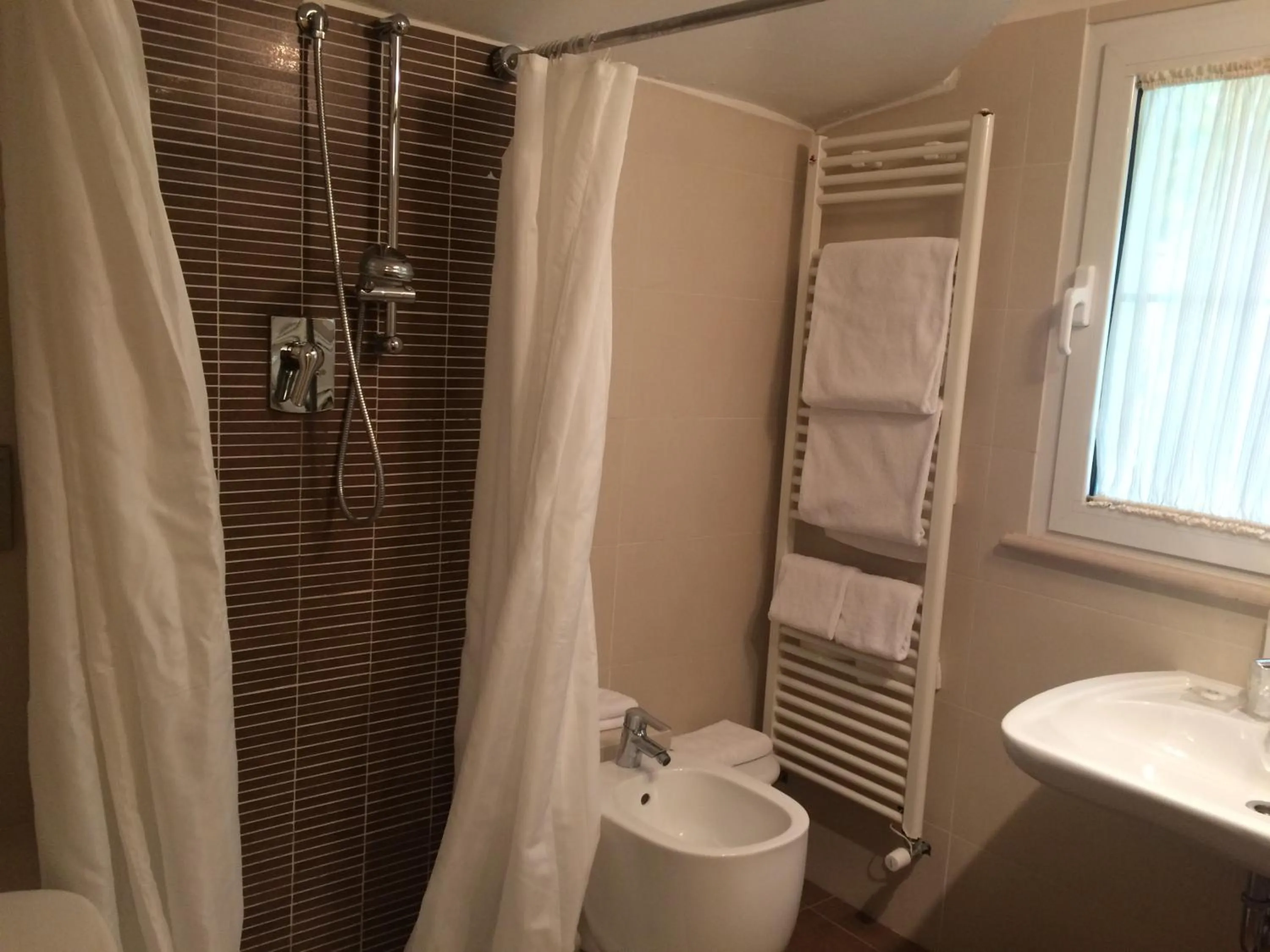 Shower in Accademia Hotel