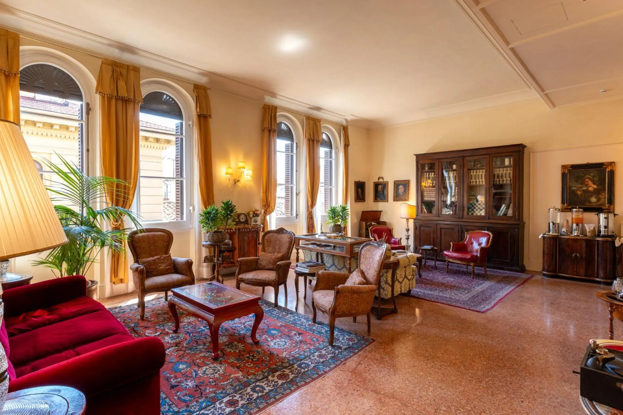 Communal lounge/ TV room in Hotel Pendini