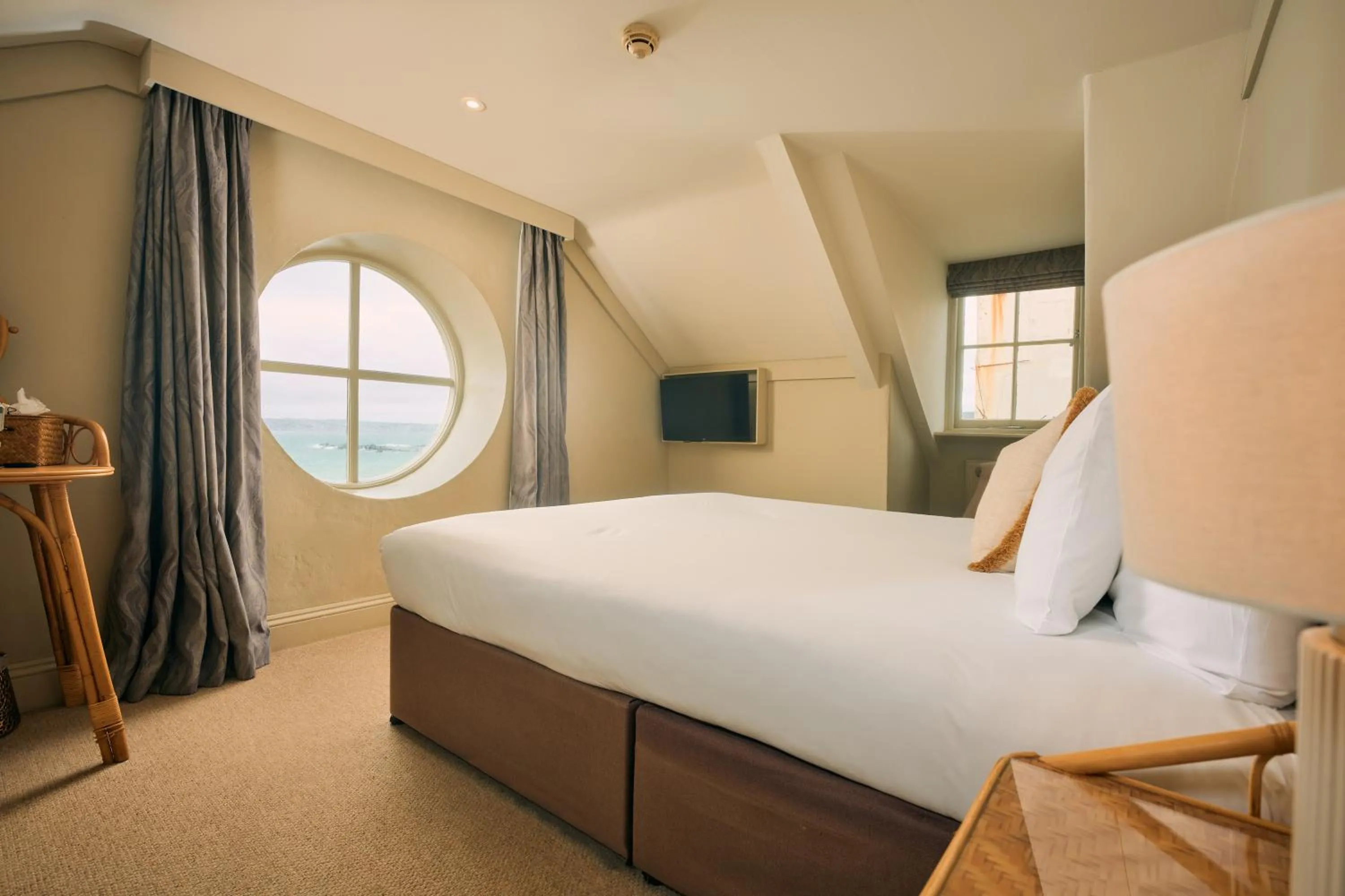 Bed in The Godolphin Hotel