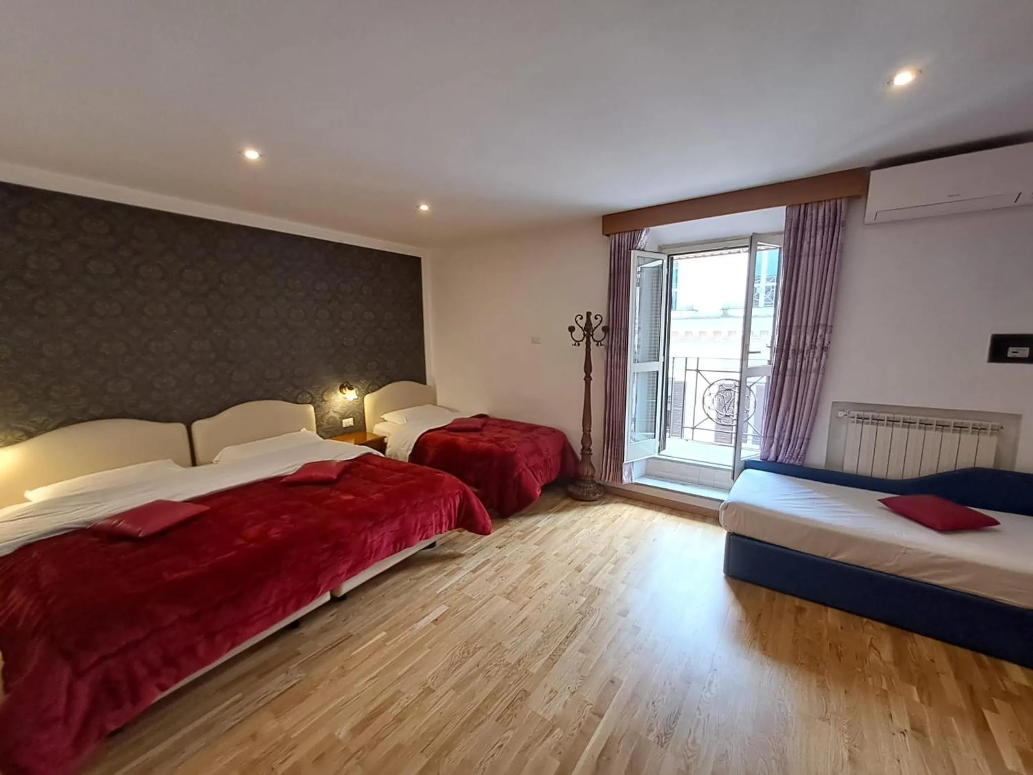 Photo of the whole room, Bed in Hotel Fenicia