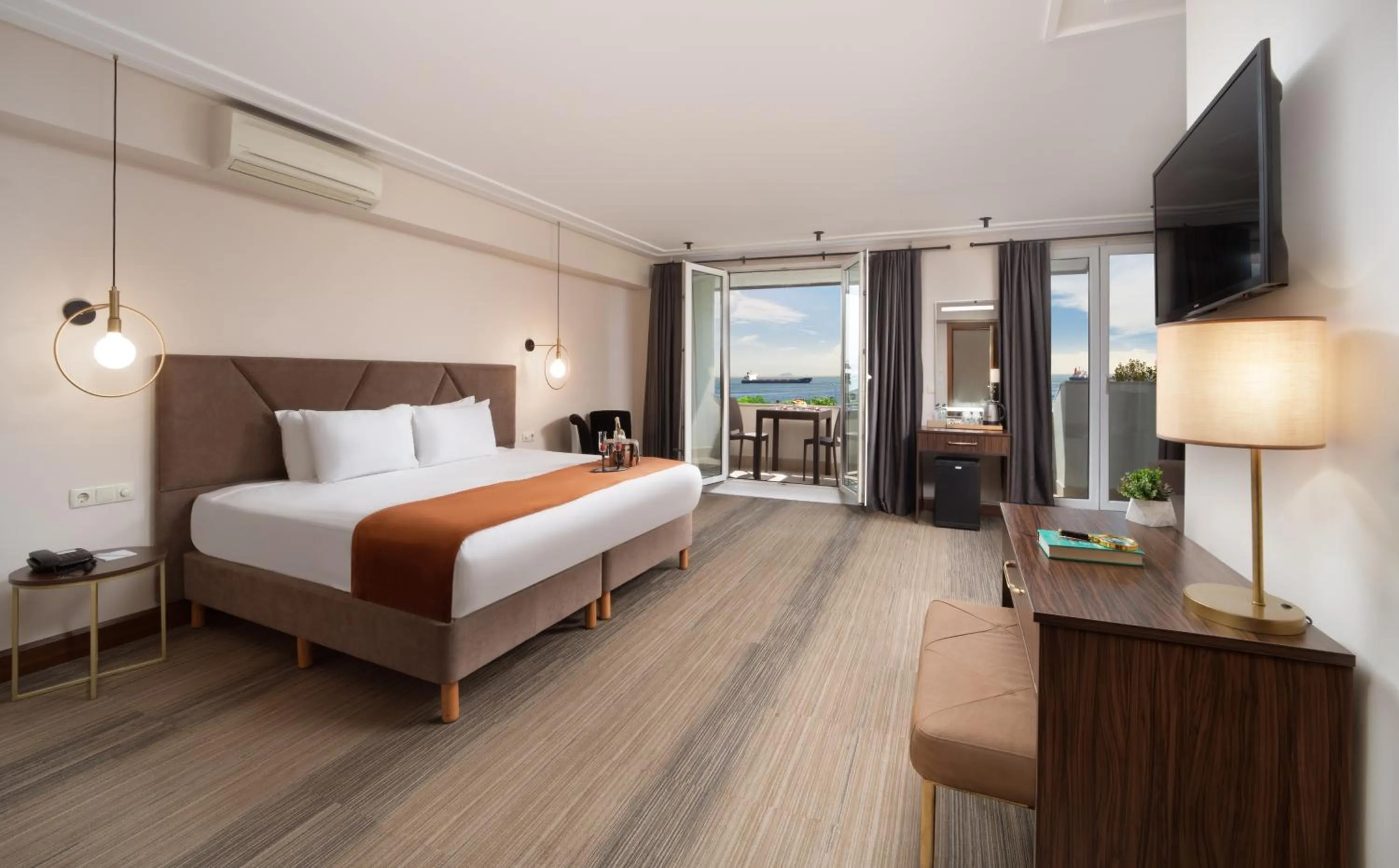 Balcony/Terrace, Bed in Recital Park Hotel