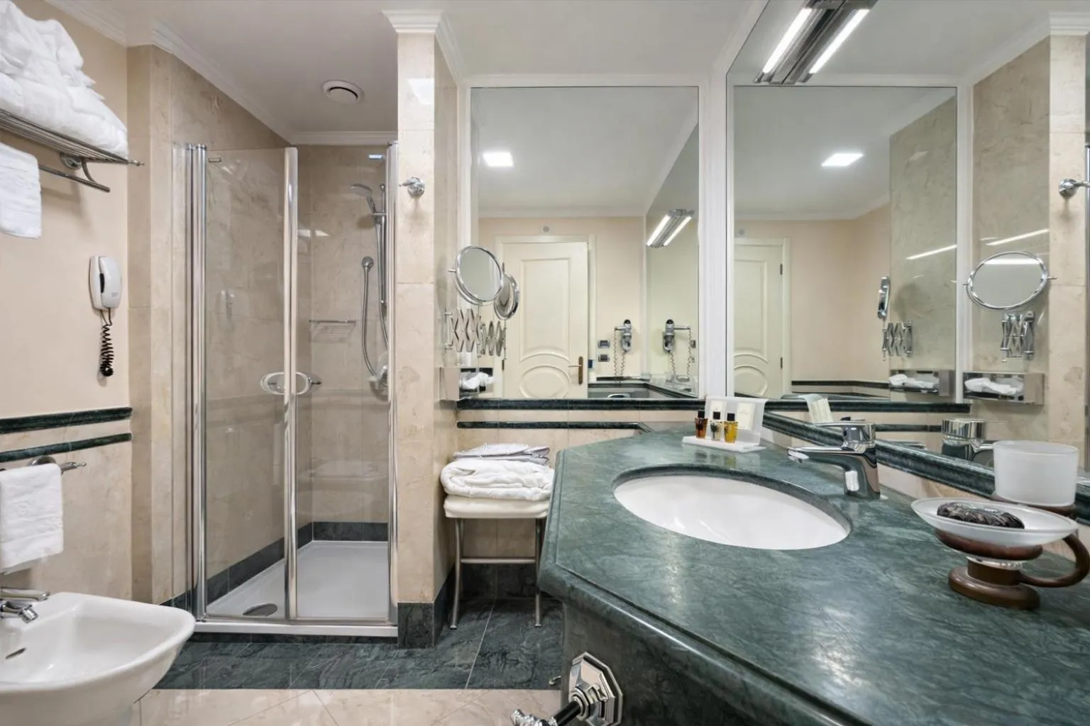 Bathroom in Palazzo Alabardieri