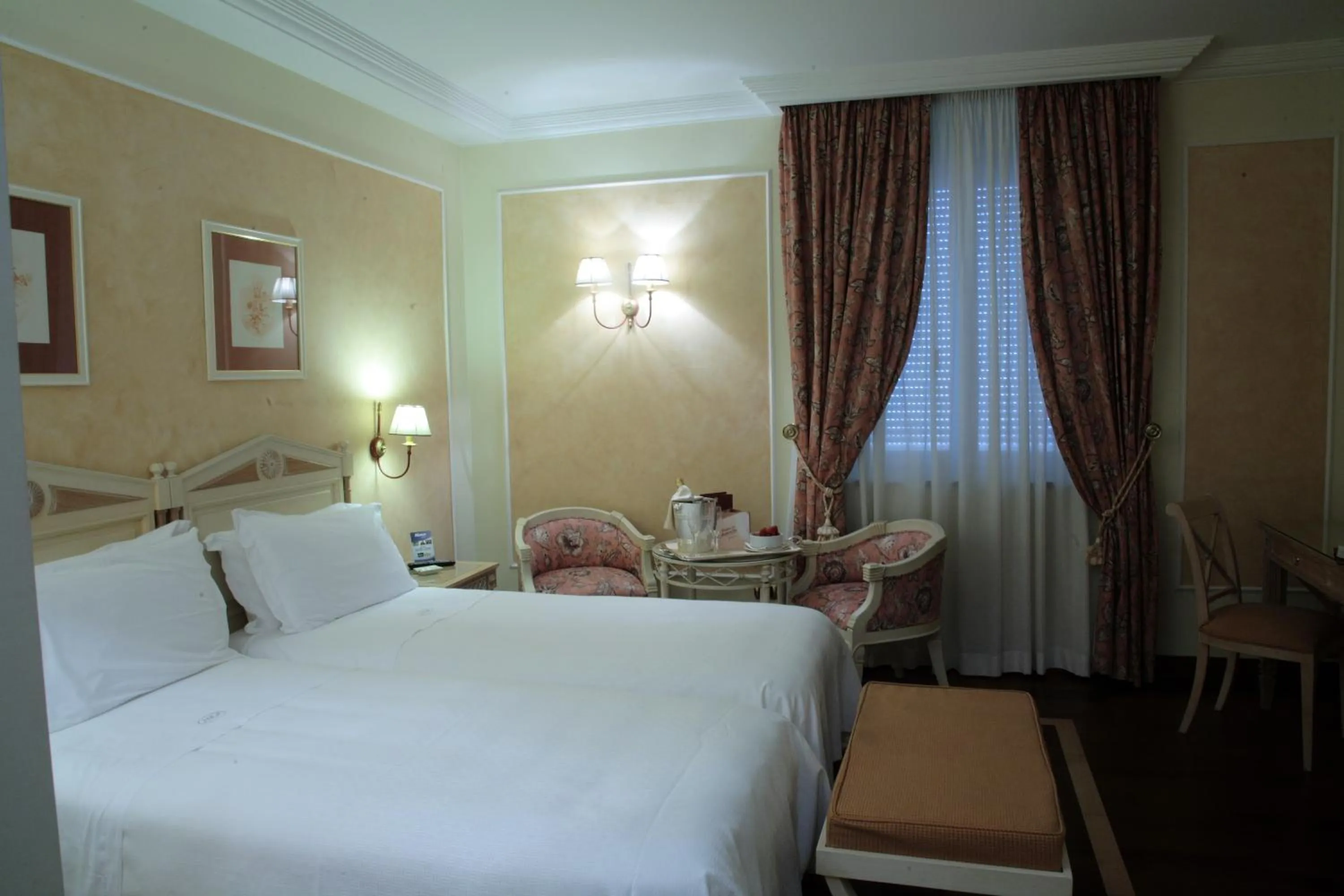 Photo of the whole room, Bed in Palazzo Alabardieri