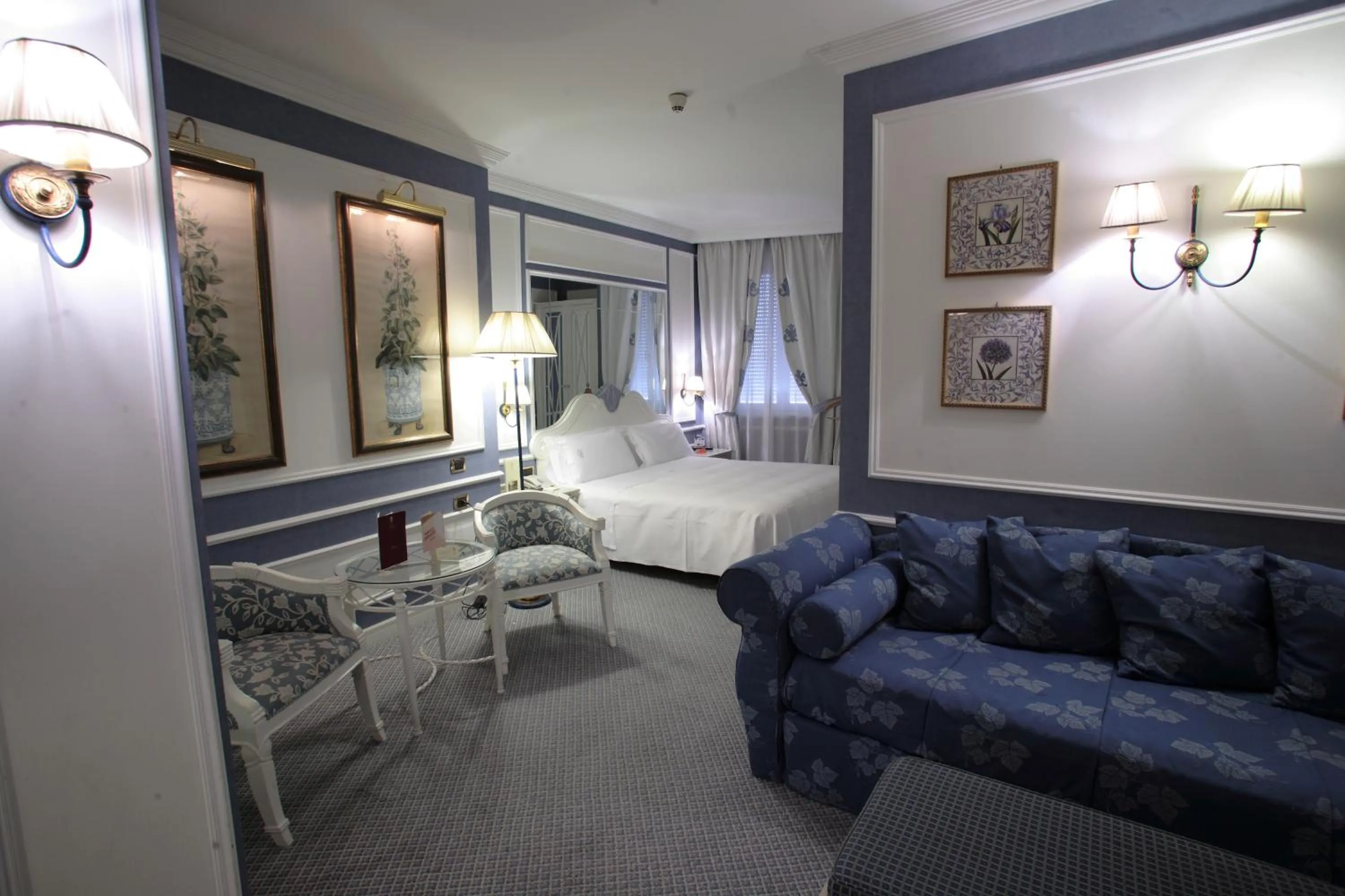 Photo of the whole room, Bed in Palazzo Alabardieri