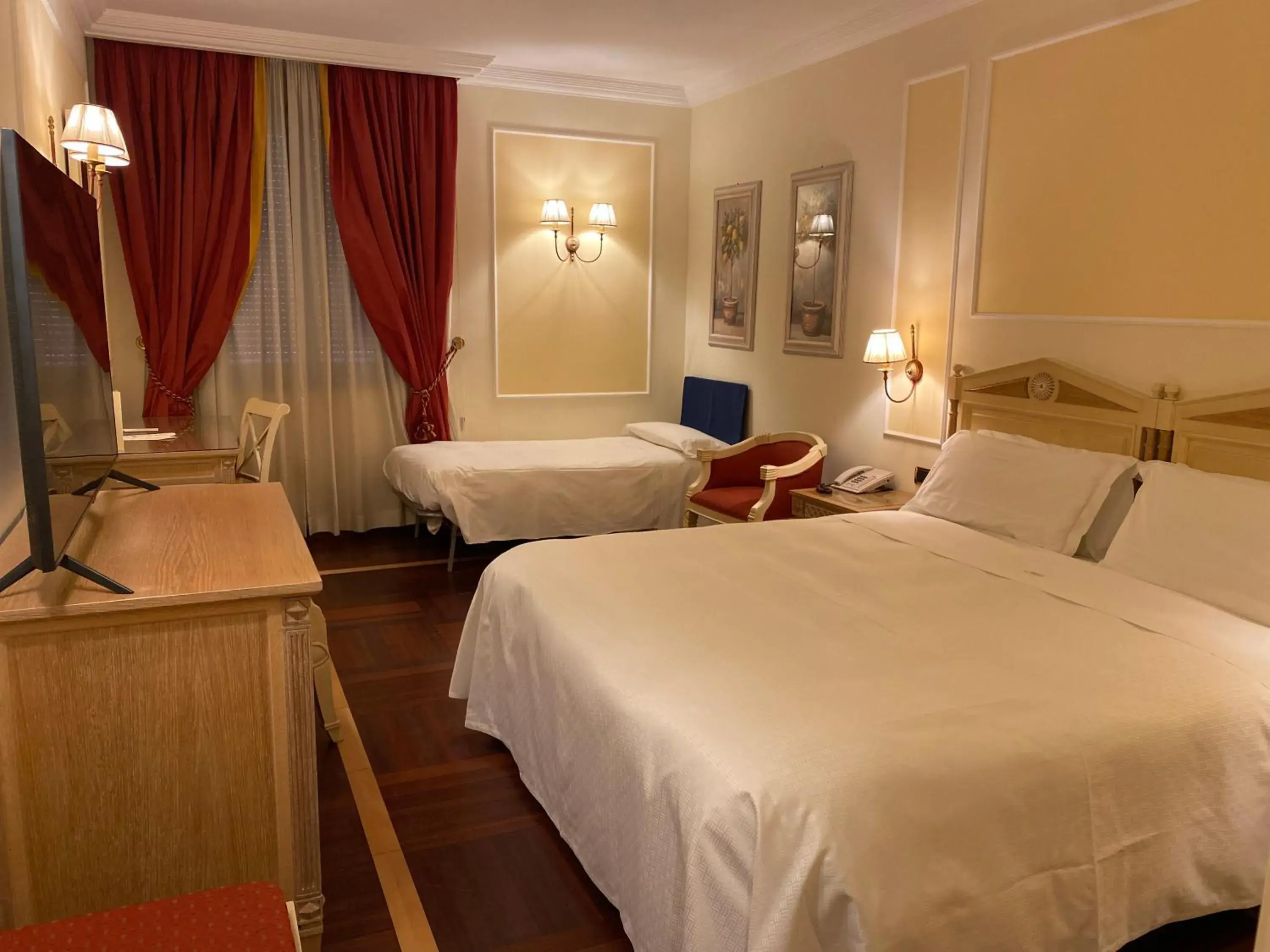 Triple Room in Palazzo Alabardieri Triple Room in Palazzo Alabardieri