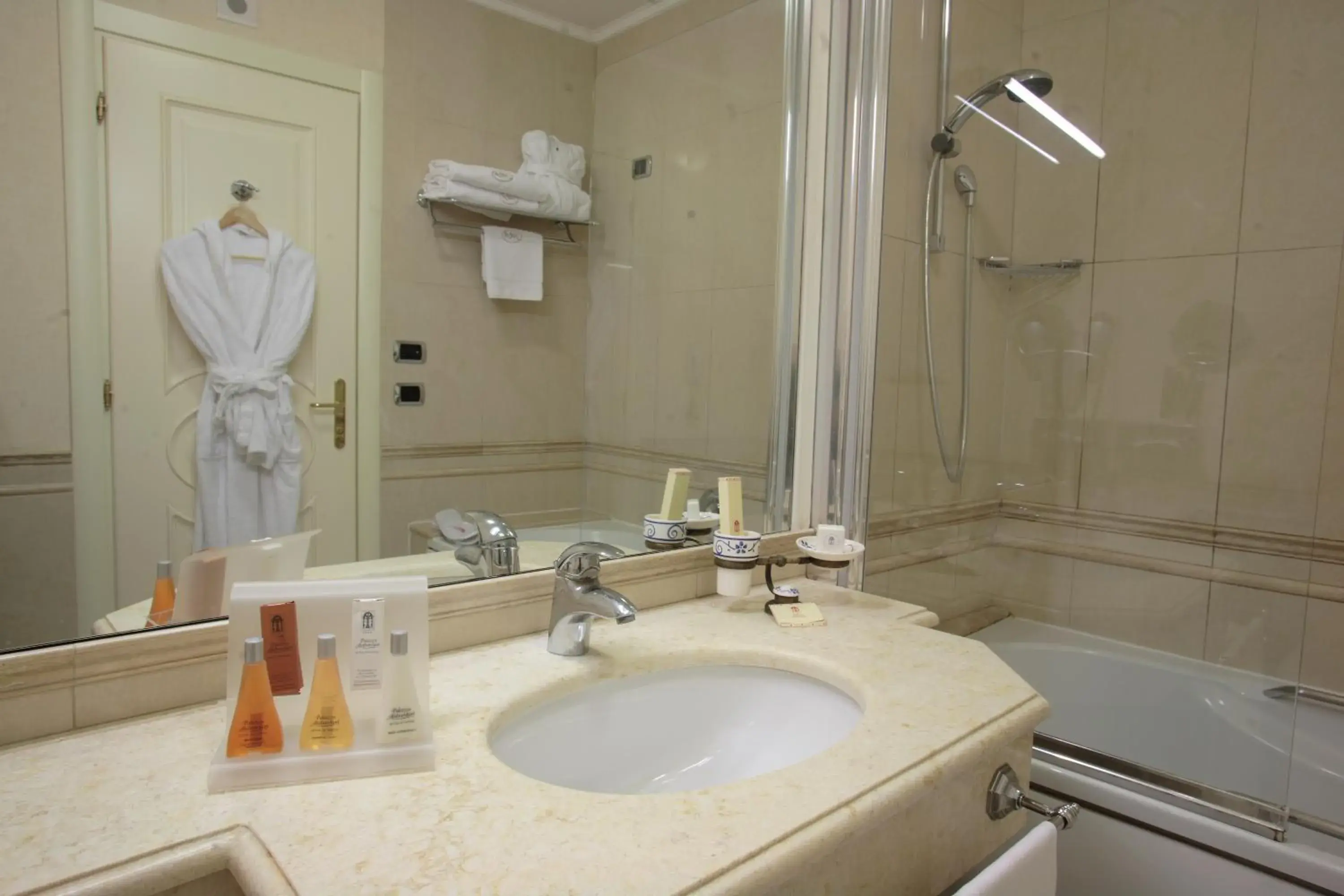 Bathroom in Palazzo Alabardieri Bathroom in Palazzo Alabardieri