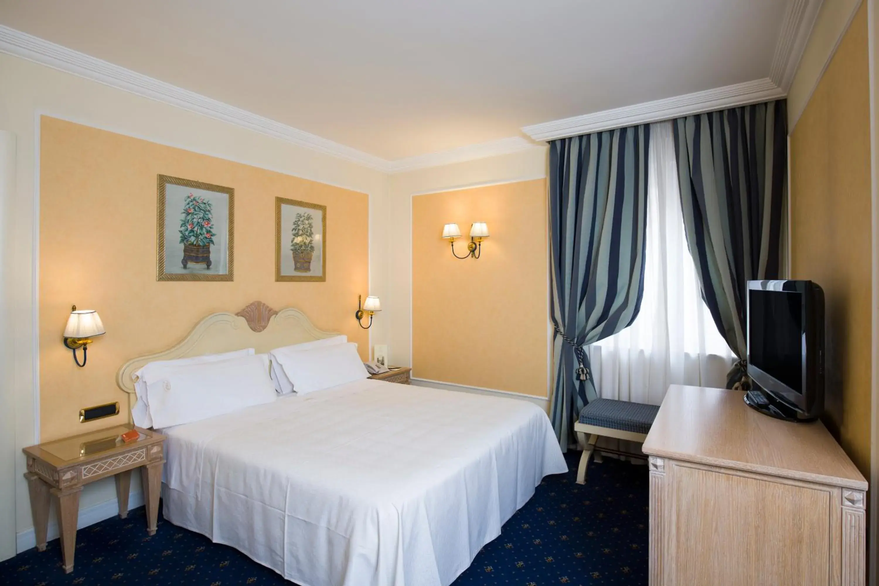 Bedroom, Bed in Palazzo Alabardieri Bedroom, Bed in Palazzo Alabardieri