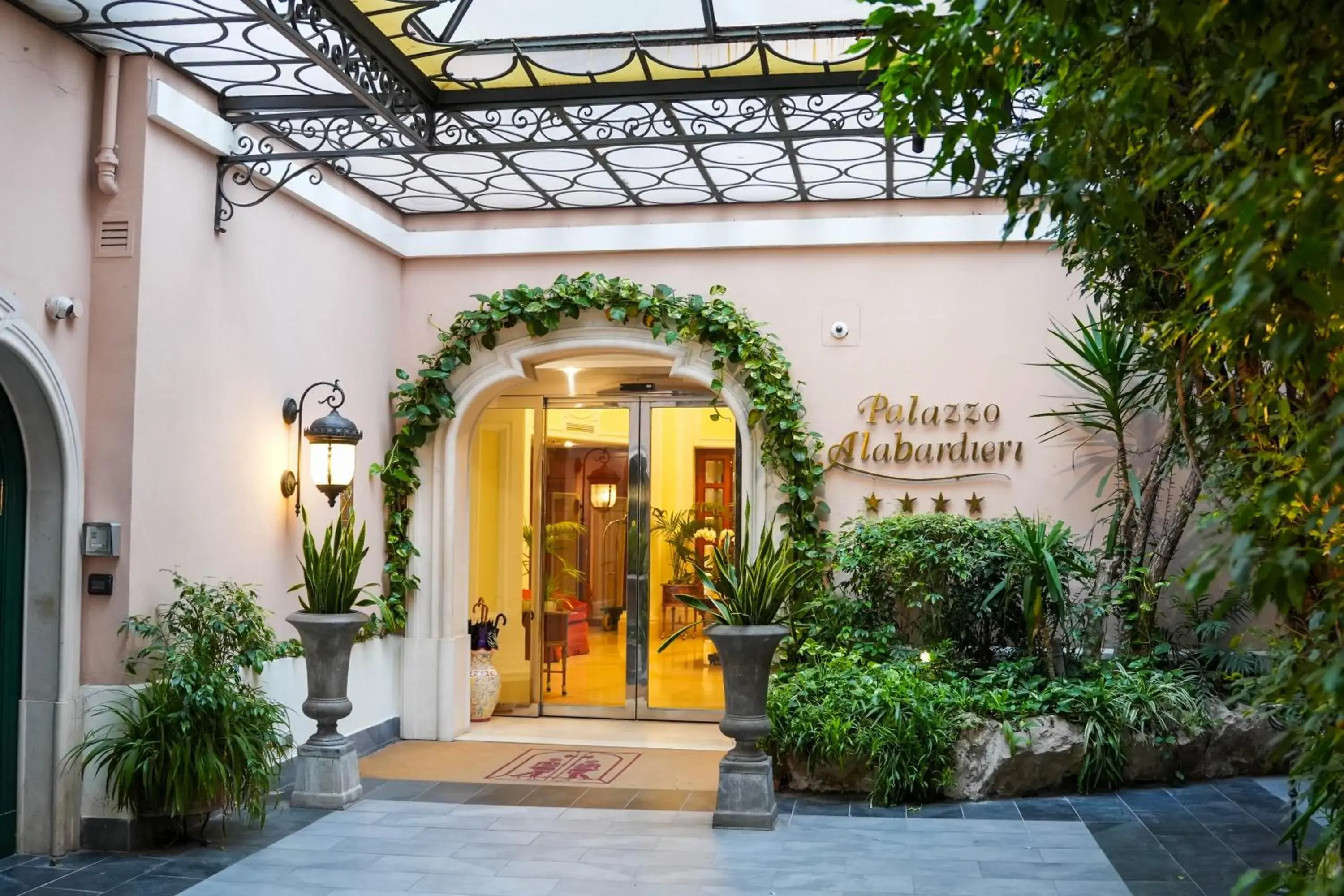 Facade/entrance in Palazzo Alabardieri Facade/entrance in Palazzo Alabardieri