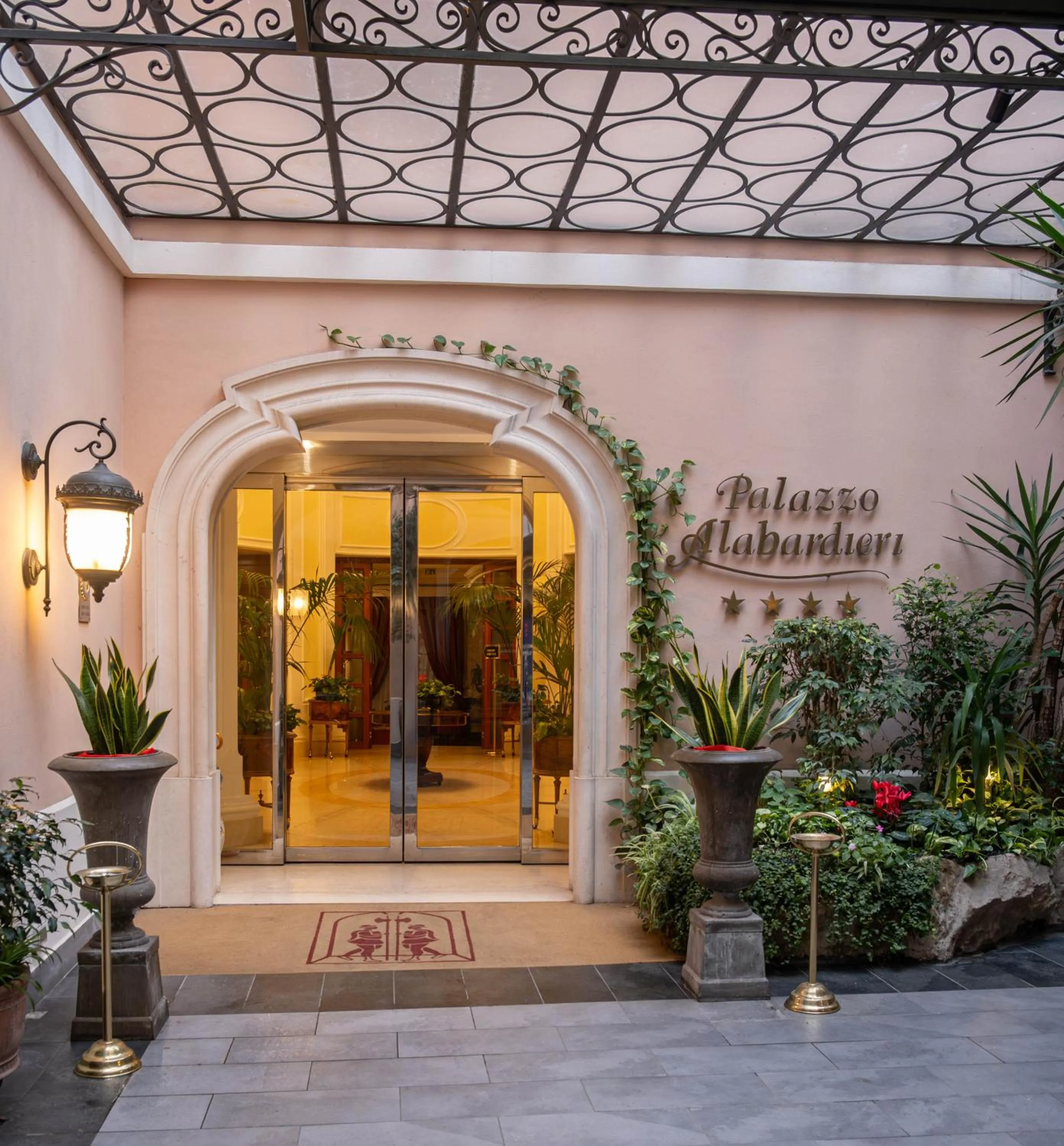 Facade/entrance in Palazzo Alabardieri