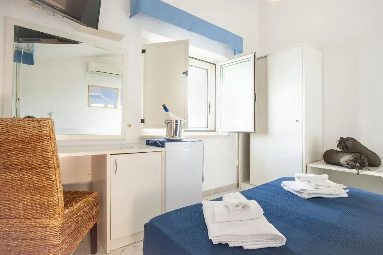 Double Room with Balcony and Sea View in Hotel Piccolo Mondo Double Room with Balcony and Sea View in Hotel Piccolo Mondo