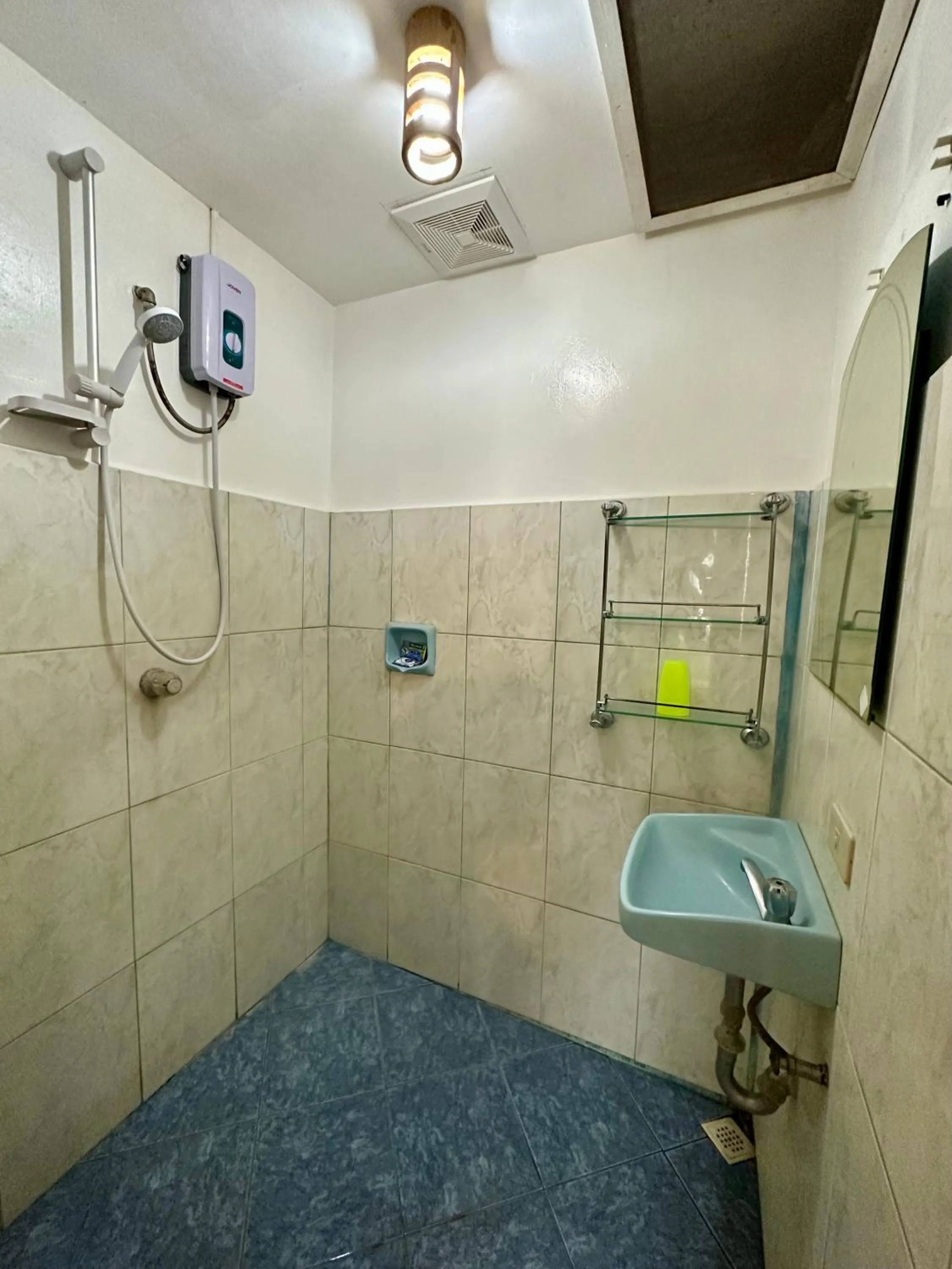 Shower in Garden of Eden Dive Resort