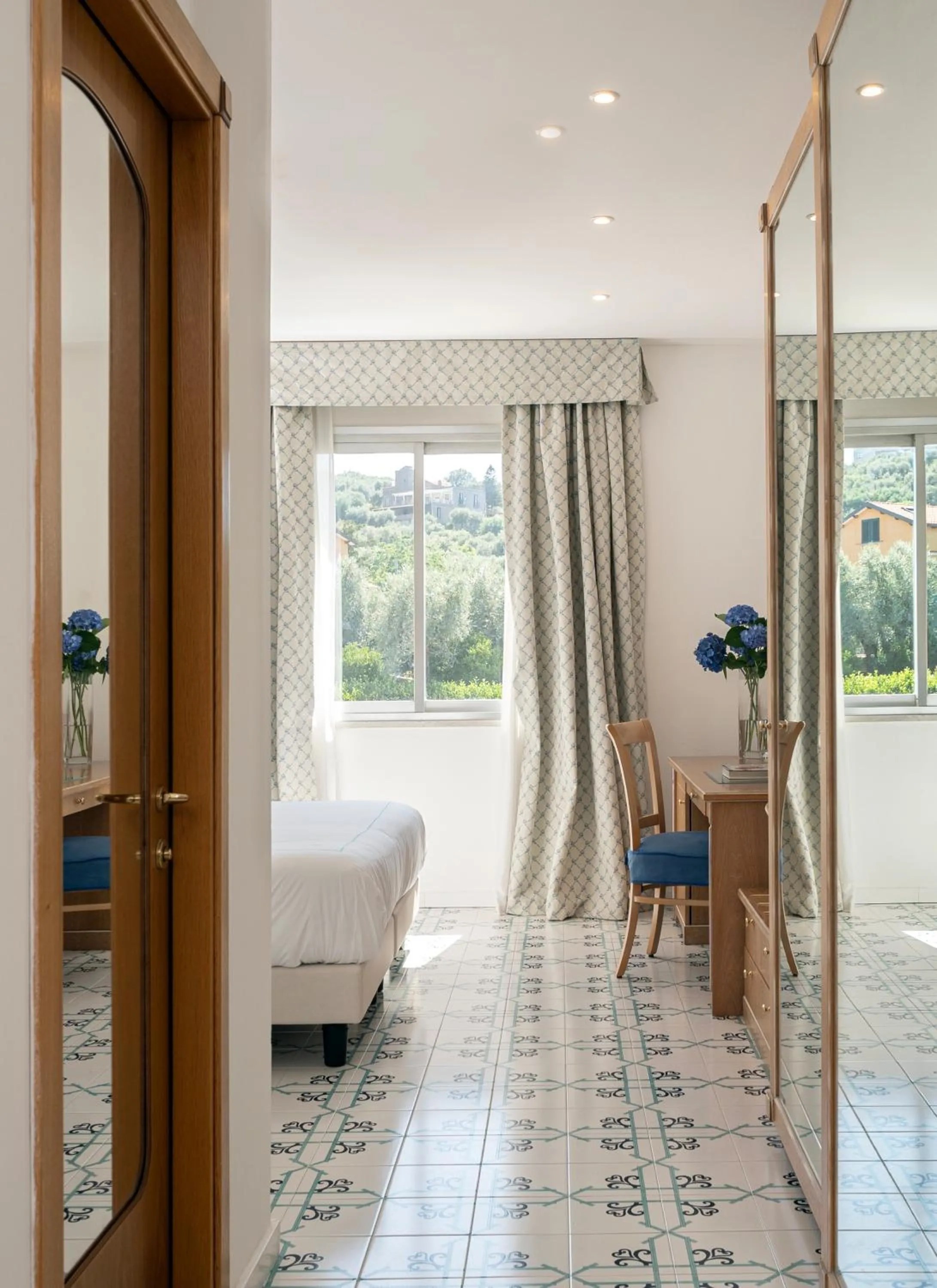 Bedroom, Bed in Grand Hotel Vesuvio