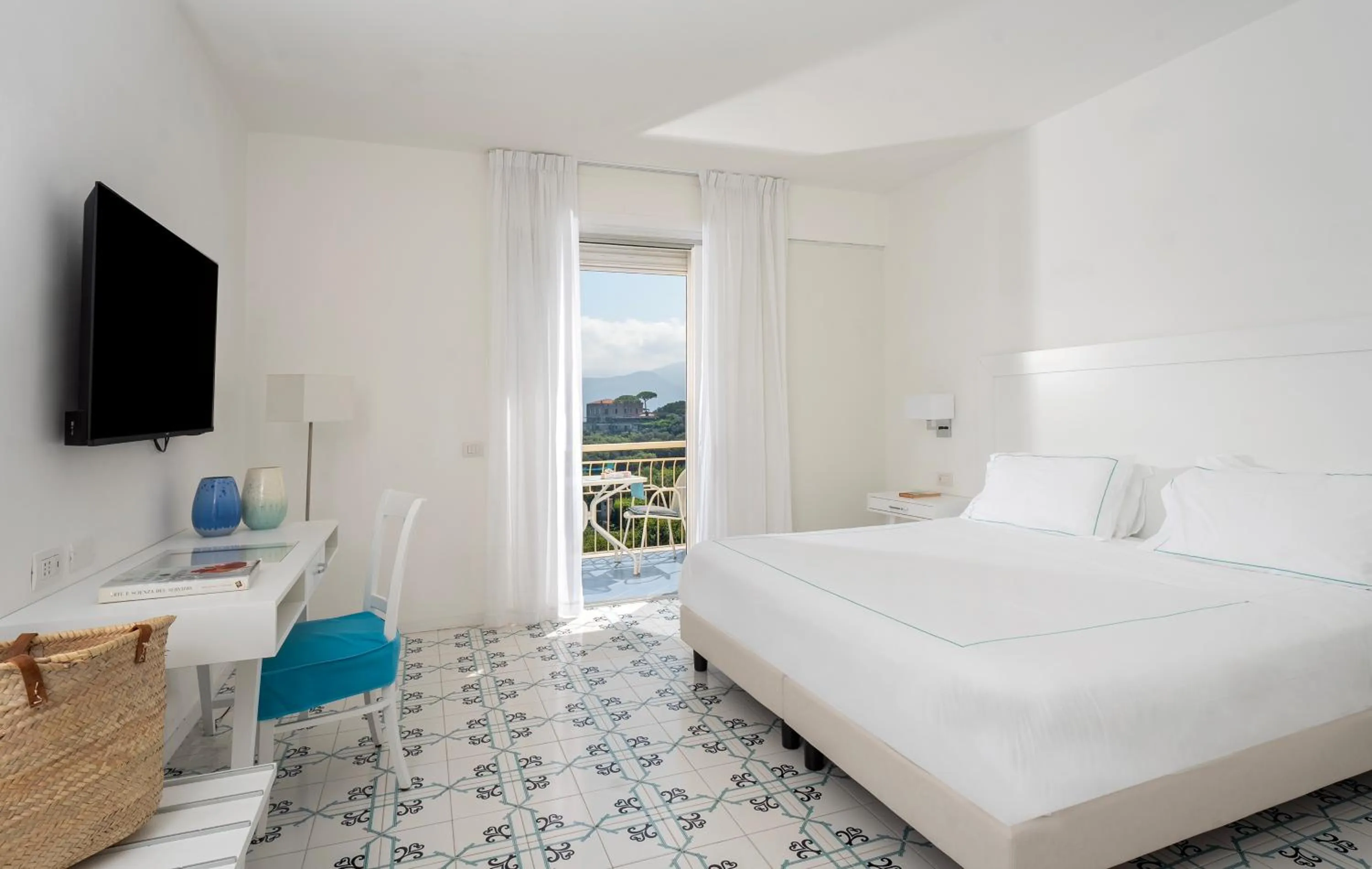 Bedroom, Bed in Grand Hotel Vesuvio