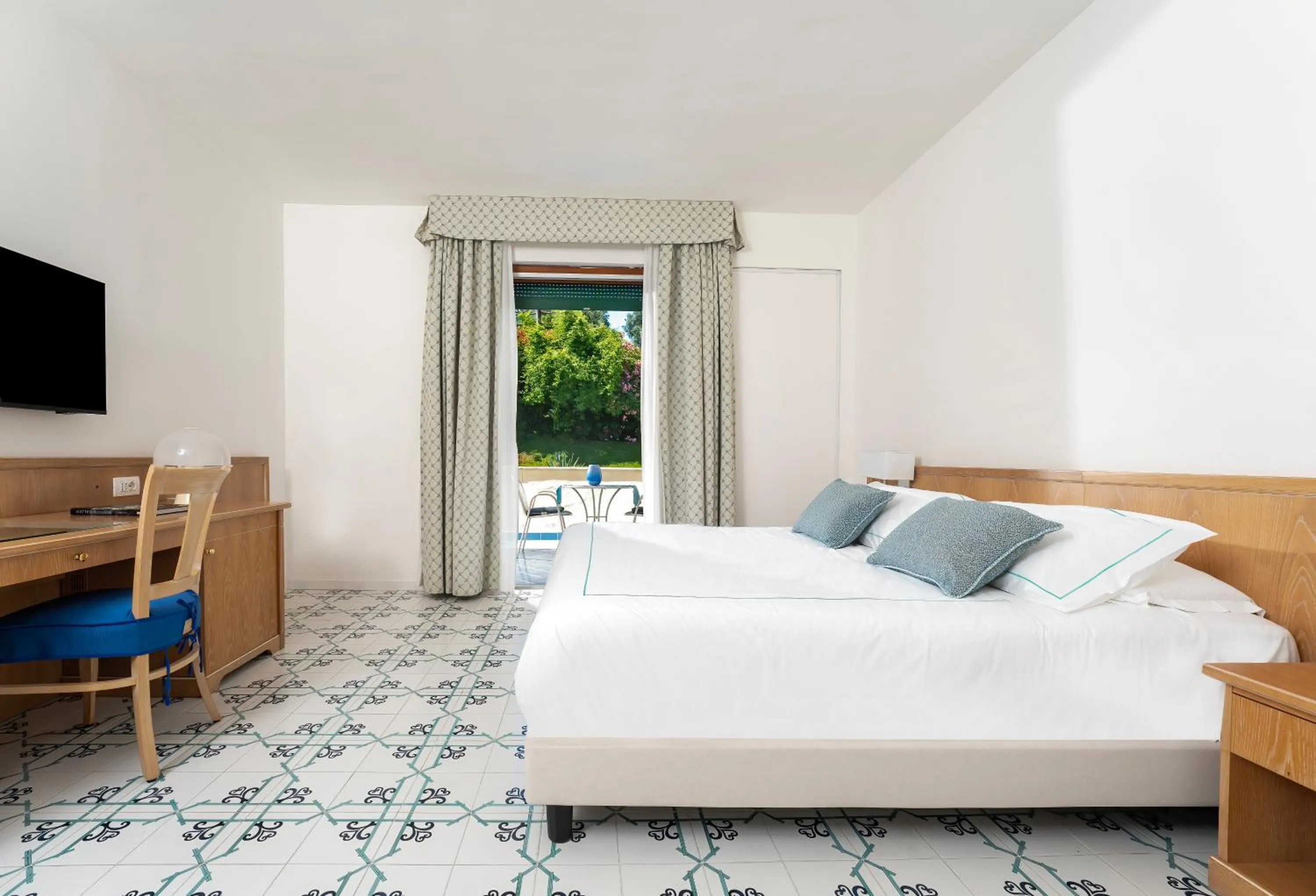 Bedroom, Bed in Grand Hotel Vesuvio