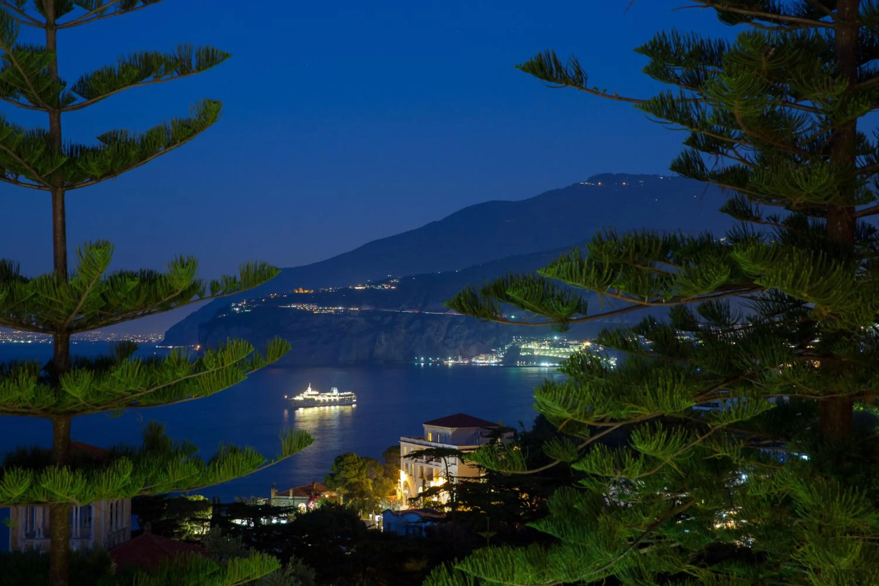 Night in Grand Hotel Vesuvio