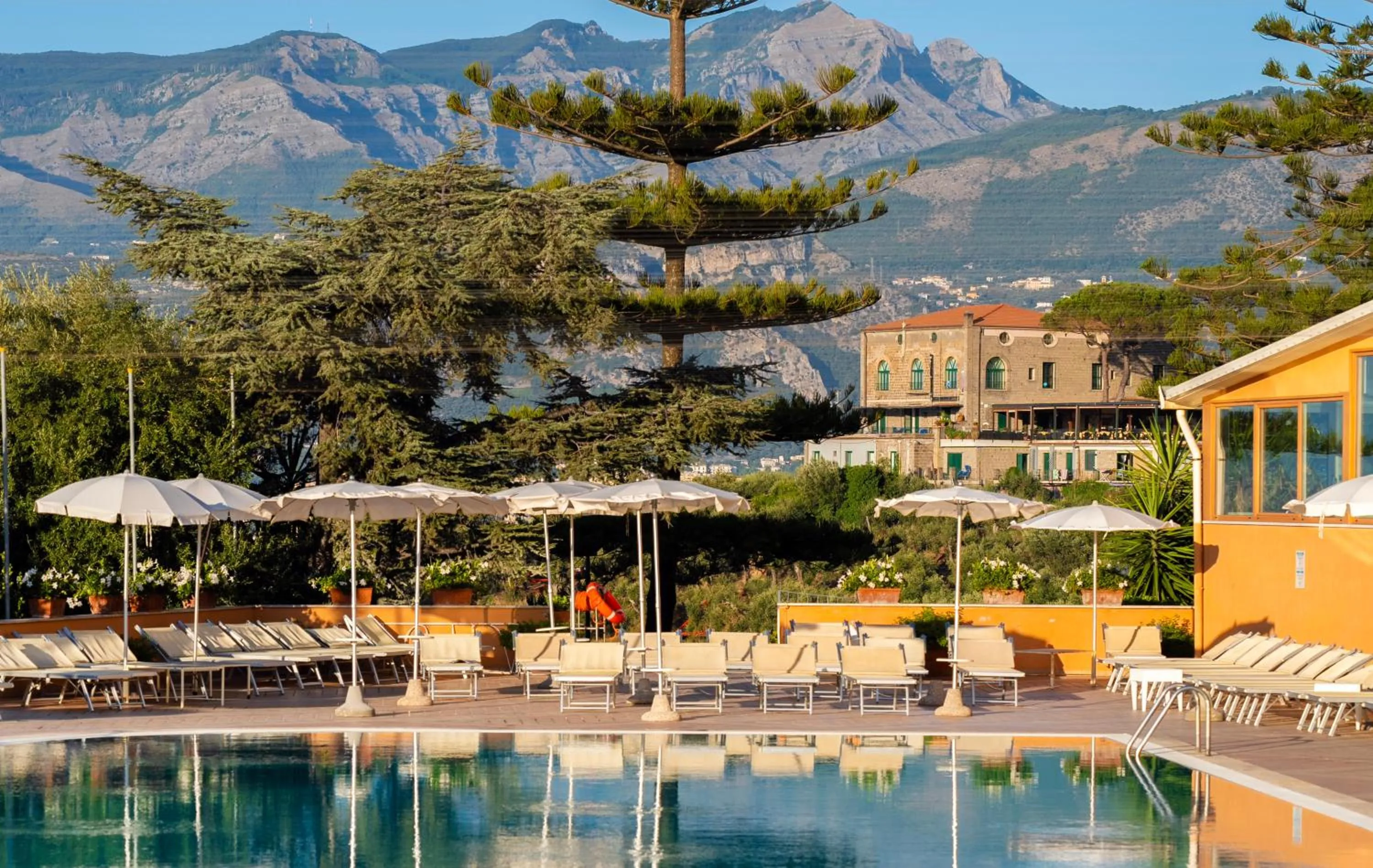 Swimming pool in Grand Hotel Vesuvio