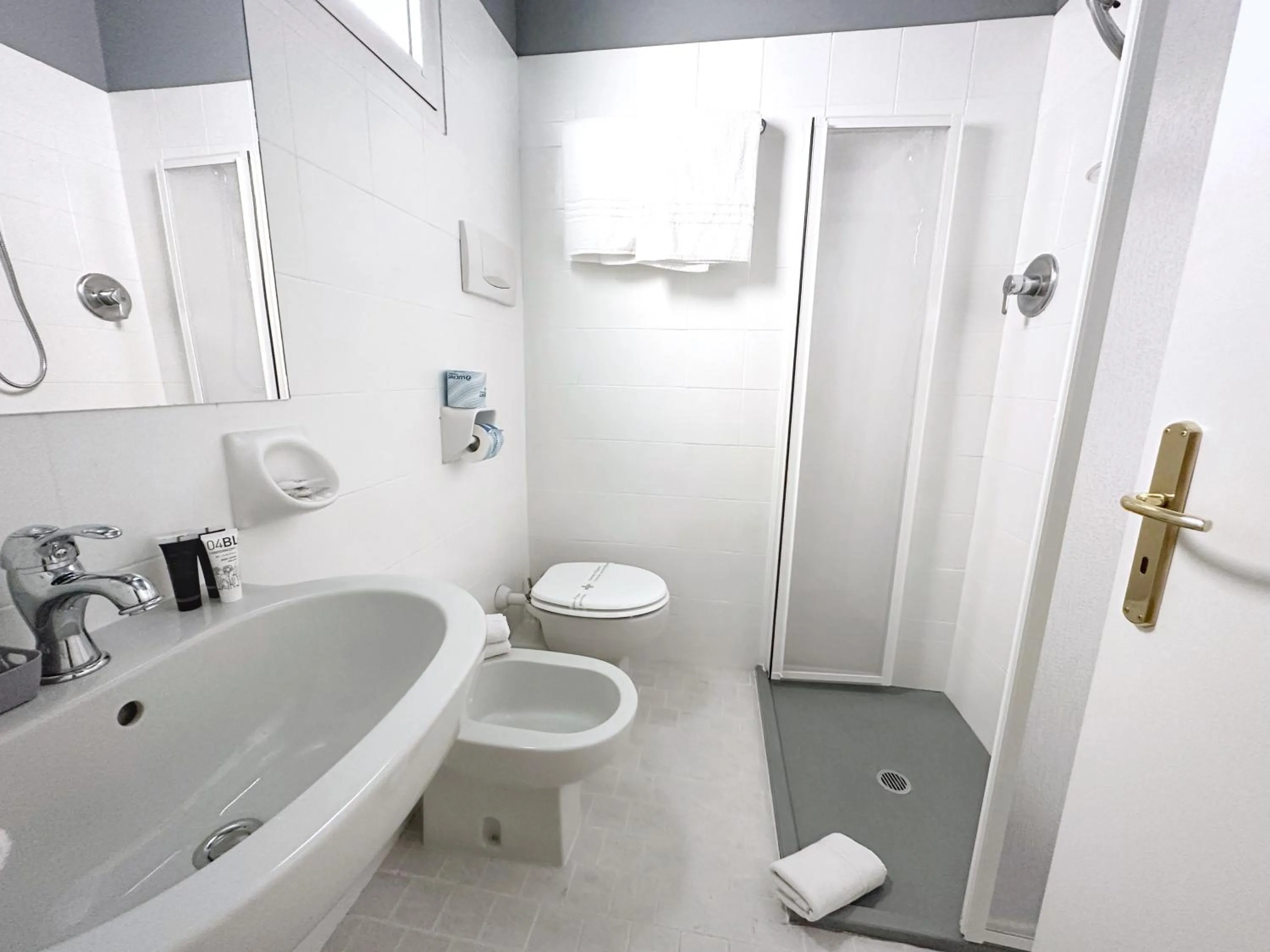 Shower in Aura Living Hotel