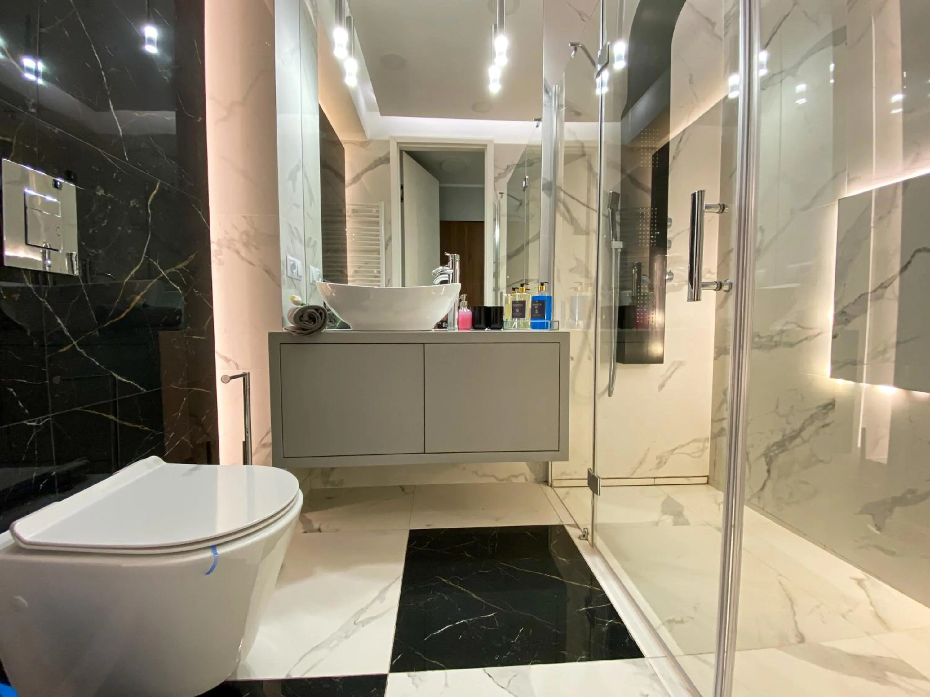 Shower in BP Gray Premium