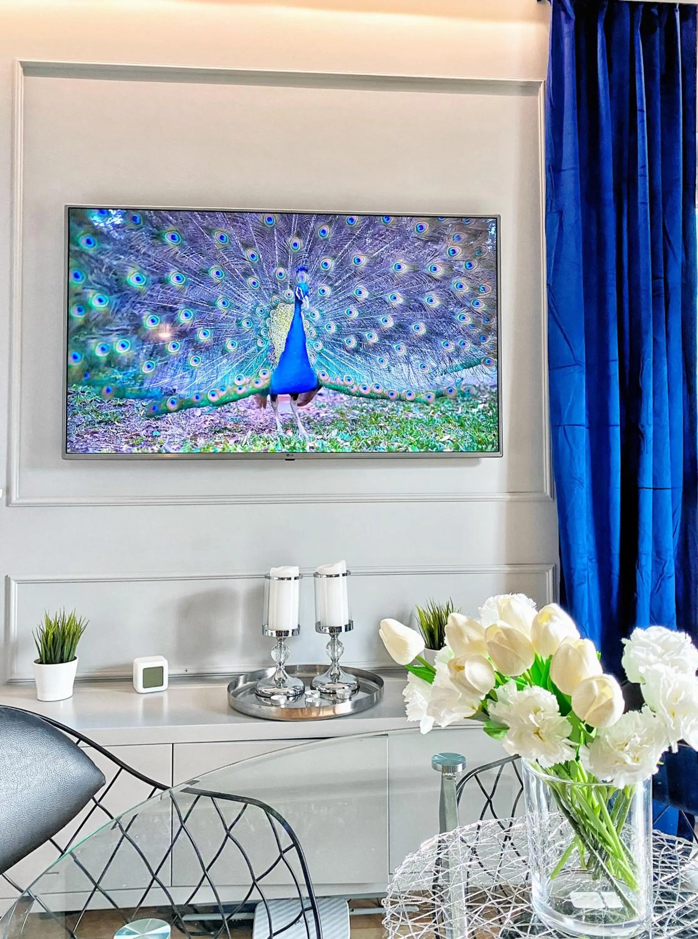 Communal lounge/ TV room in BP Gray Premium