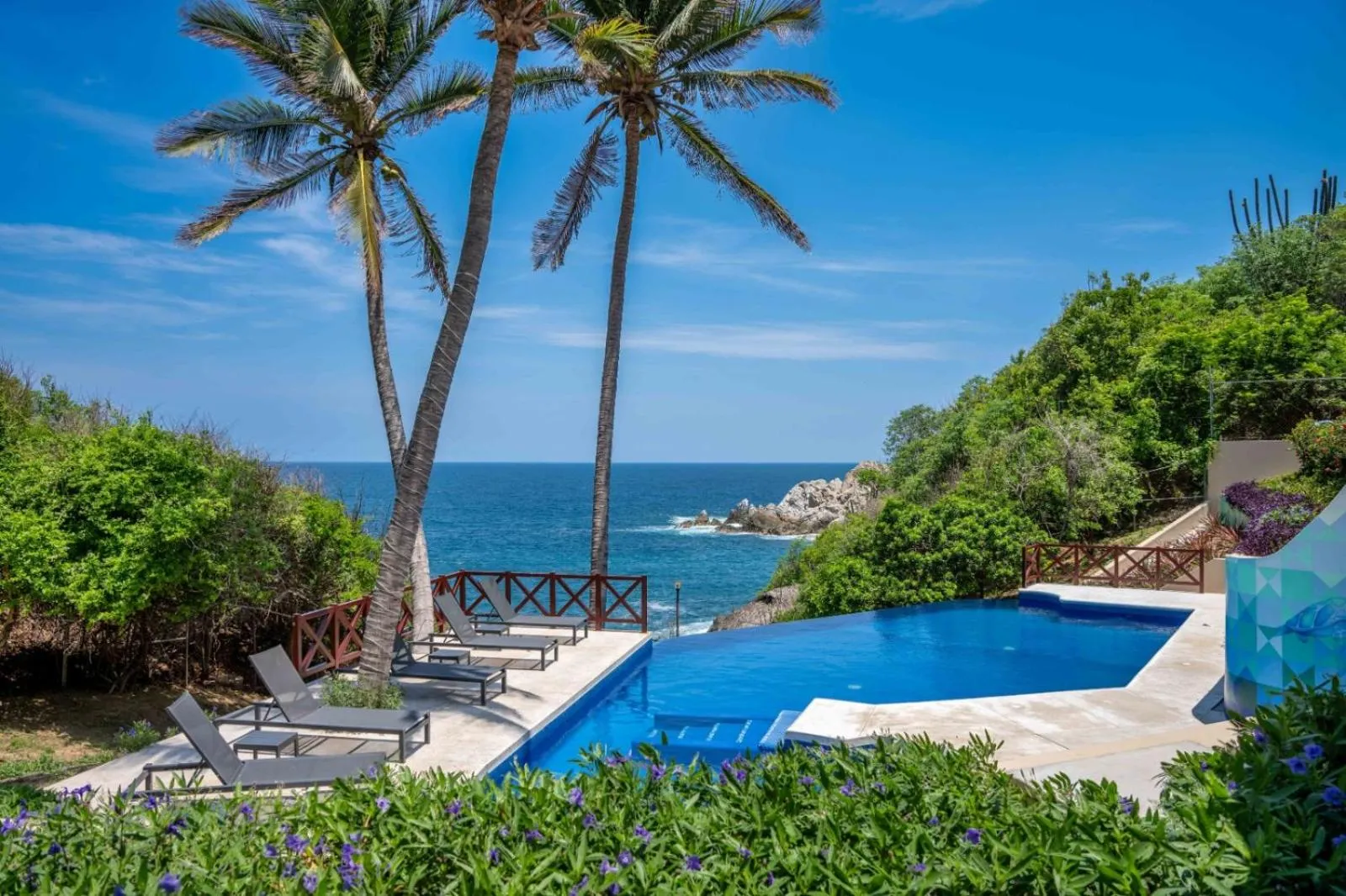 Swimming pool in Villas Coral Huatulco