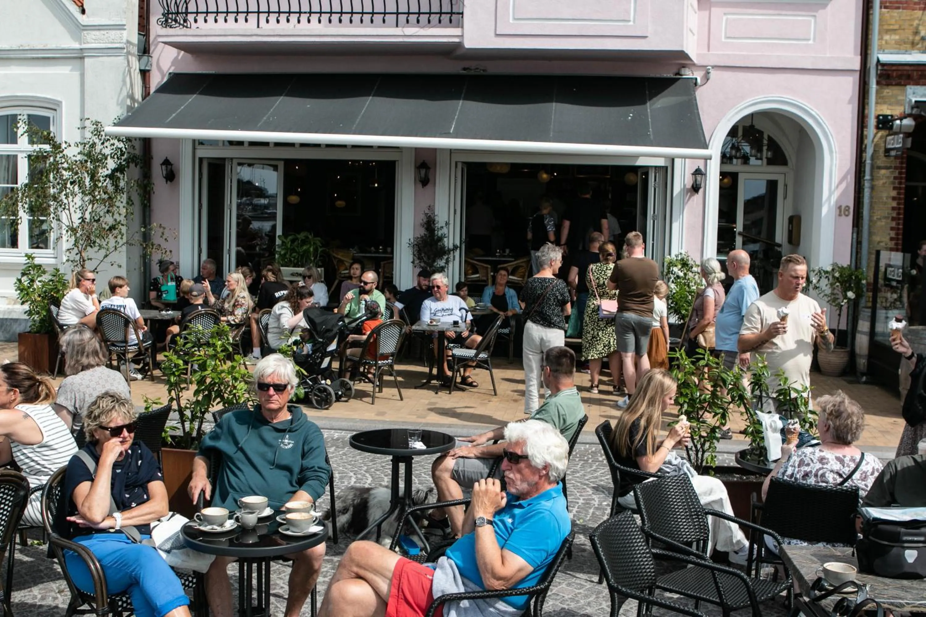 Restaurant/places to eat in City Harbour House