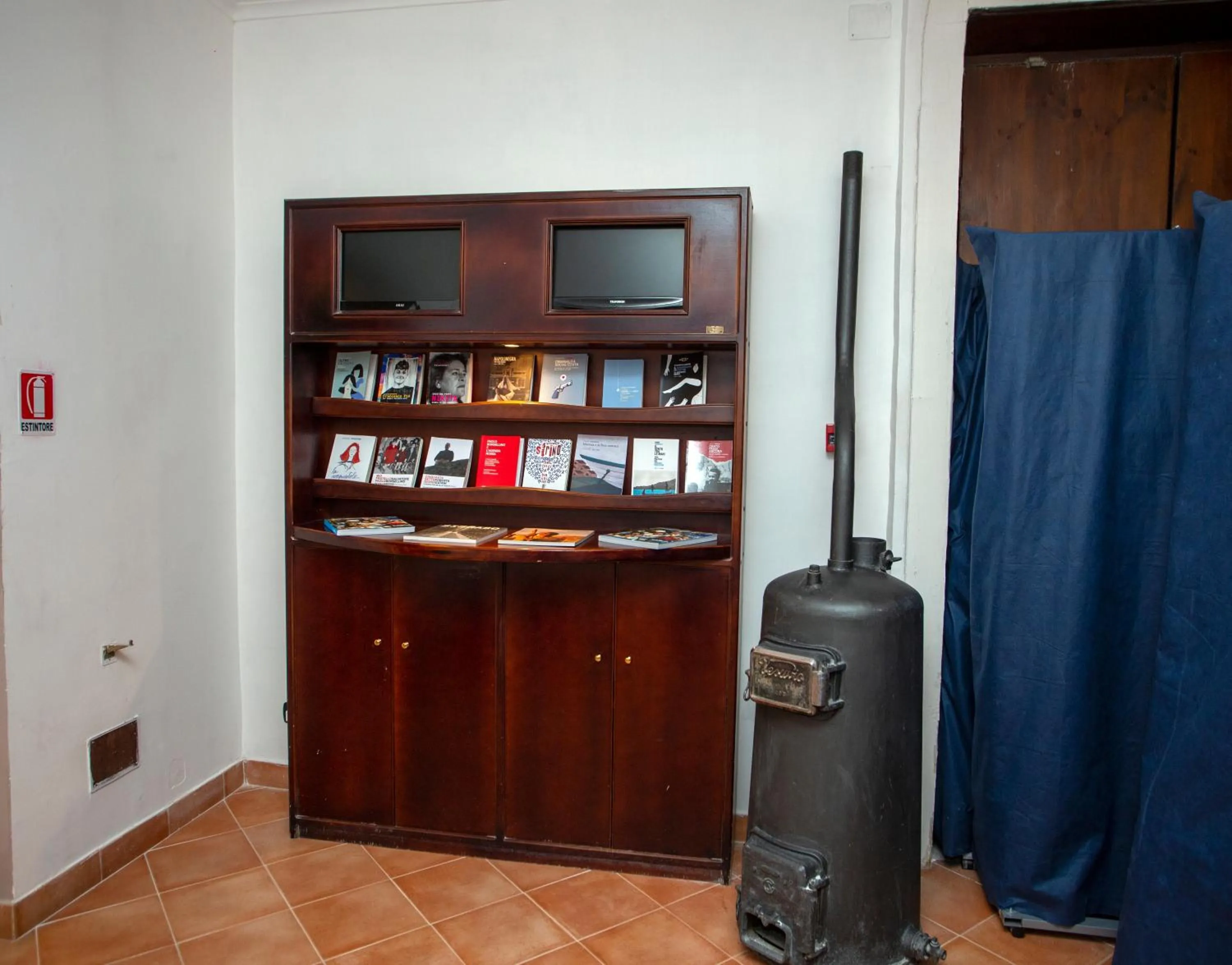 Library in Hotel Neapolis