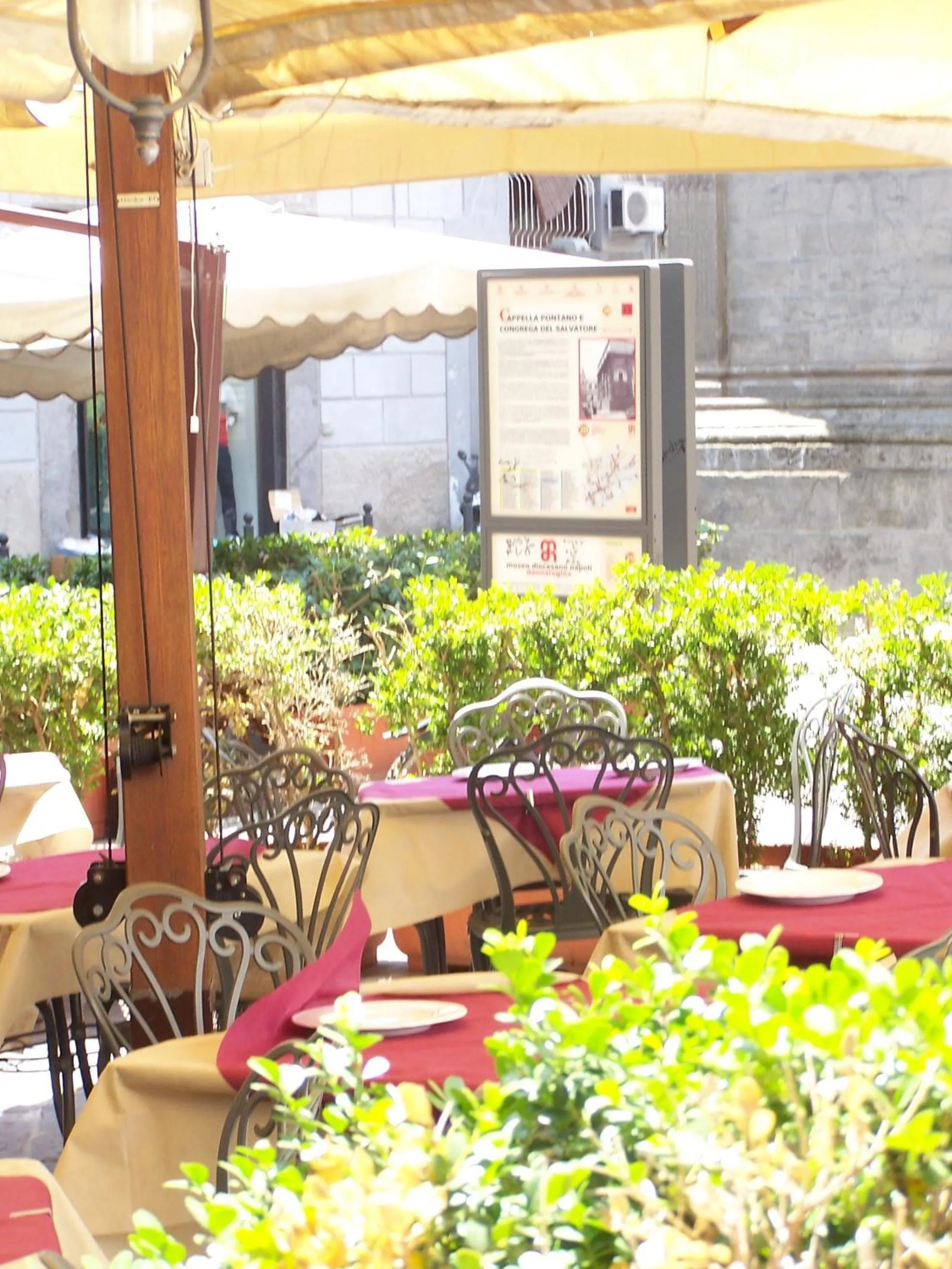 Restaurant/places to eat in Hotel Neapolis