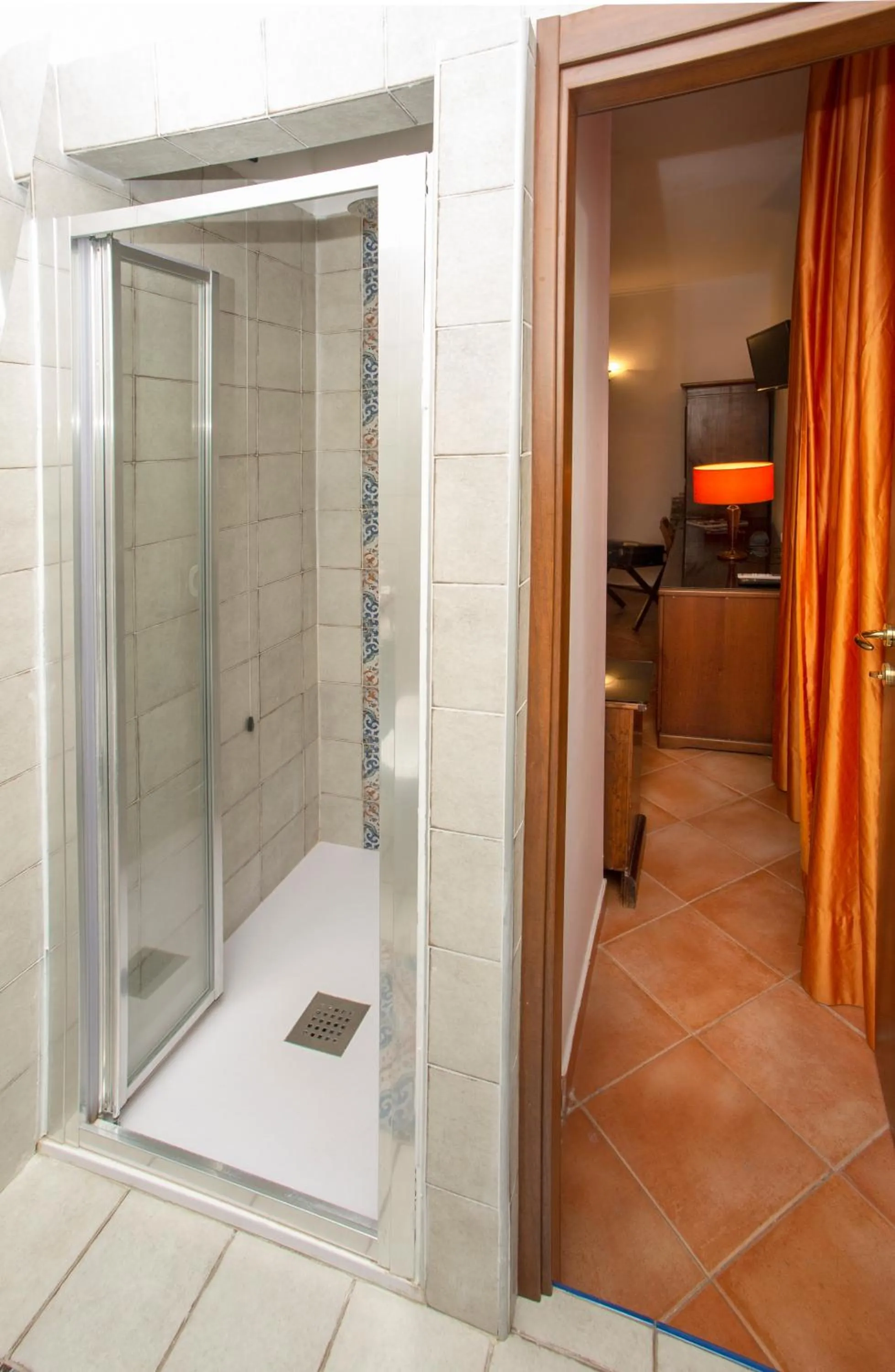 Shower in Hotel Neapolis
