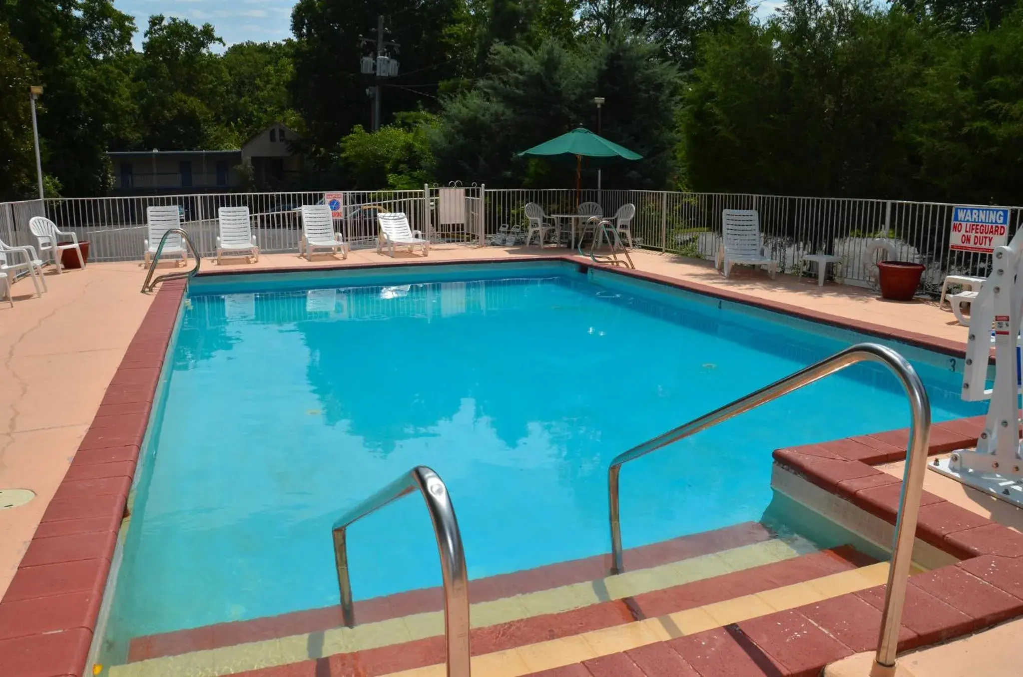 Swimming pool in Red Roof Inn Williamsburg Swimming pool in Red Roof Inn Williamsburg