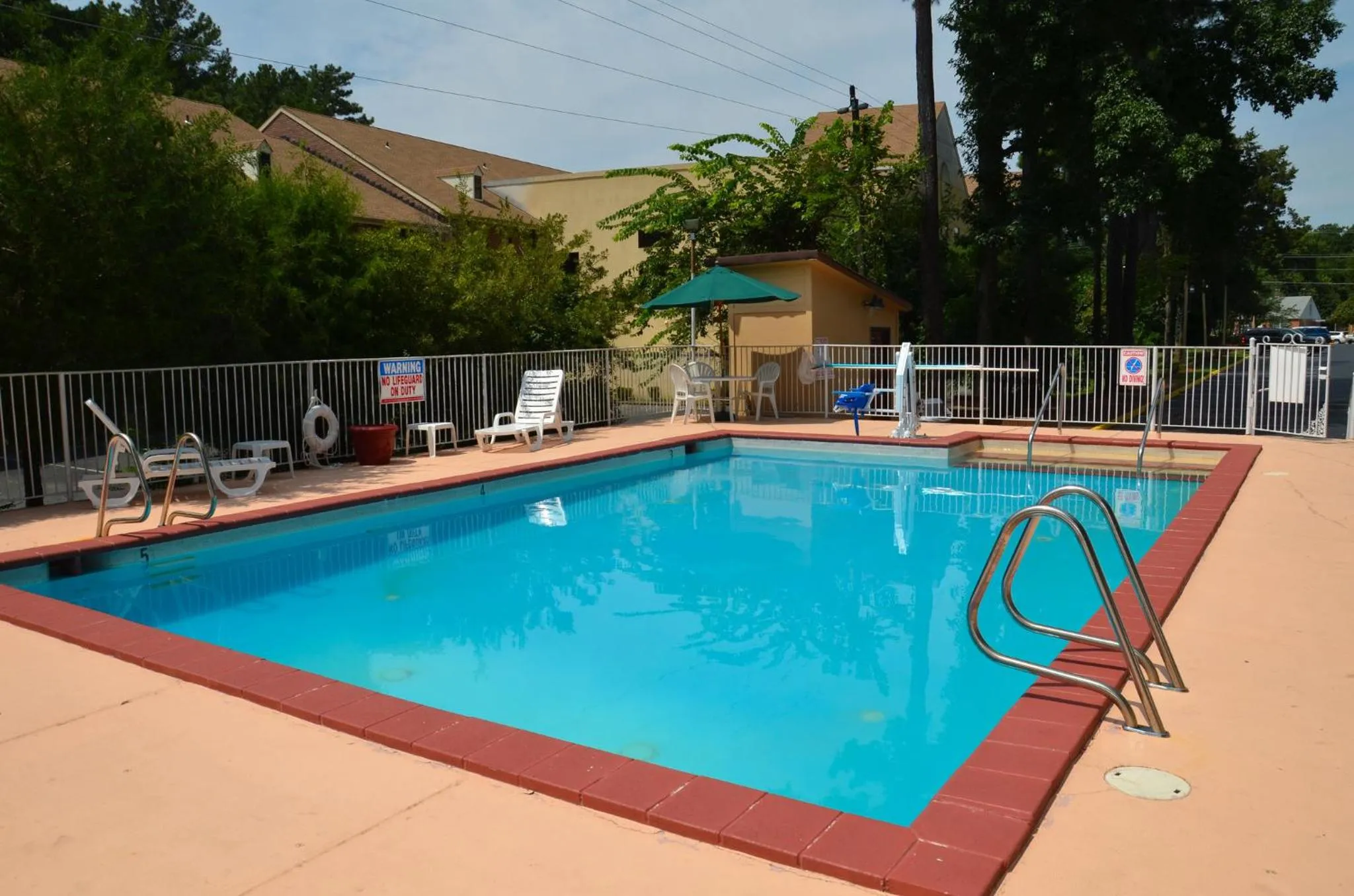 Swimming pool in Red Roof Inn Williamsburg