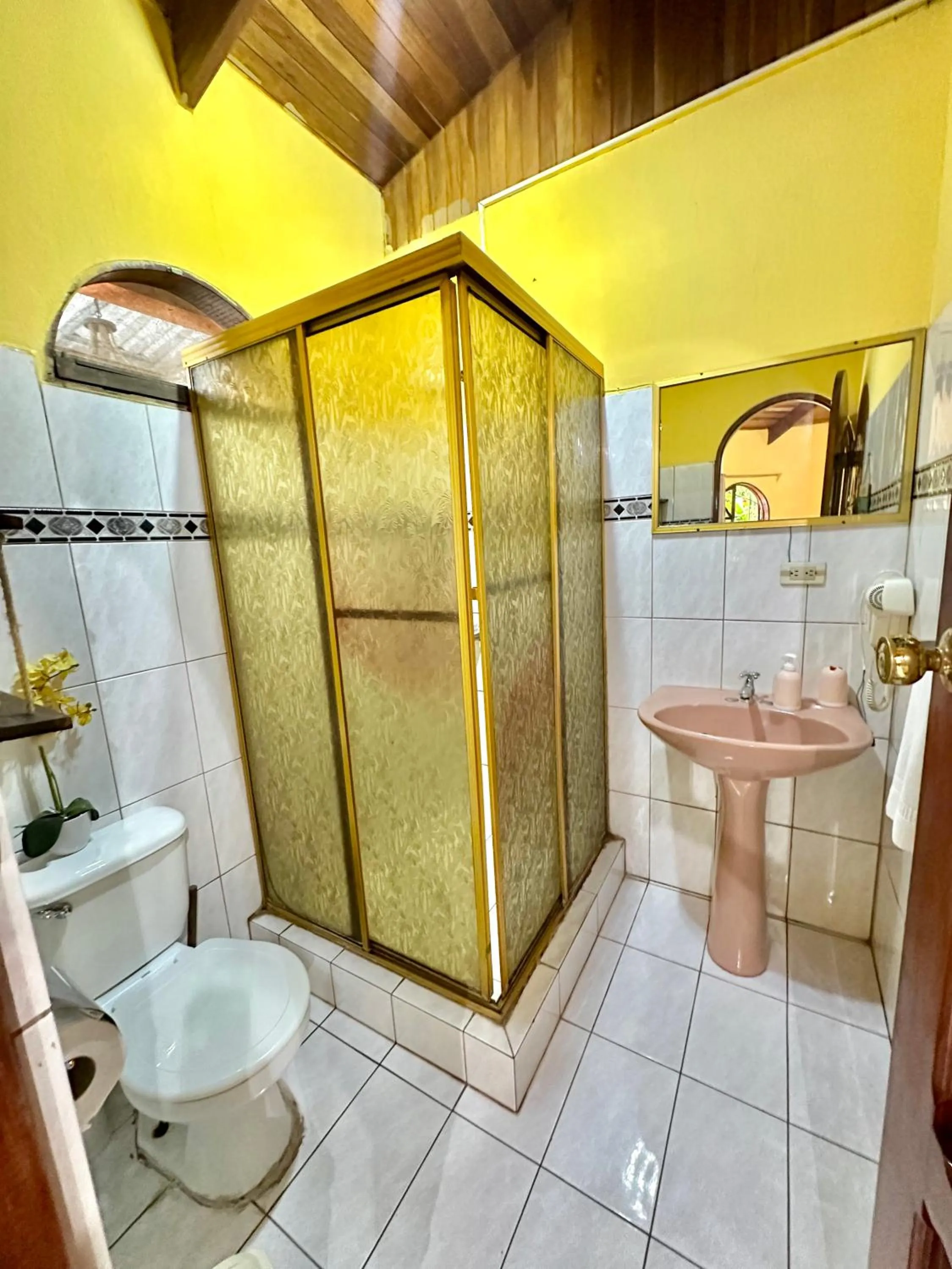 Shower in Hospedaje Colibri