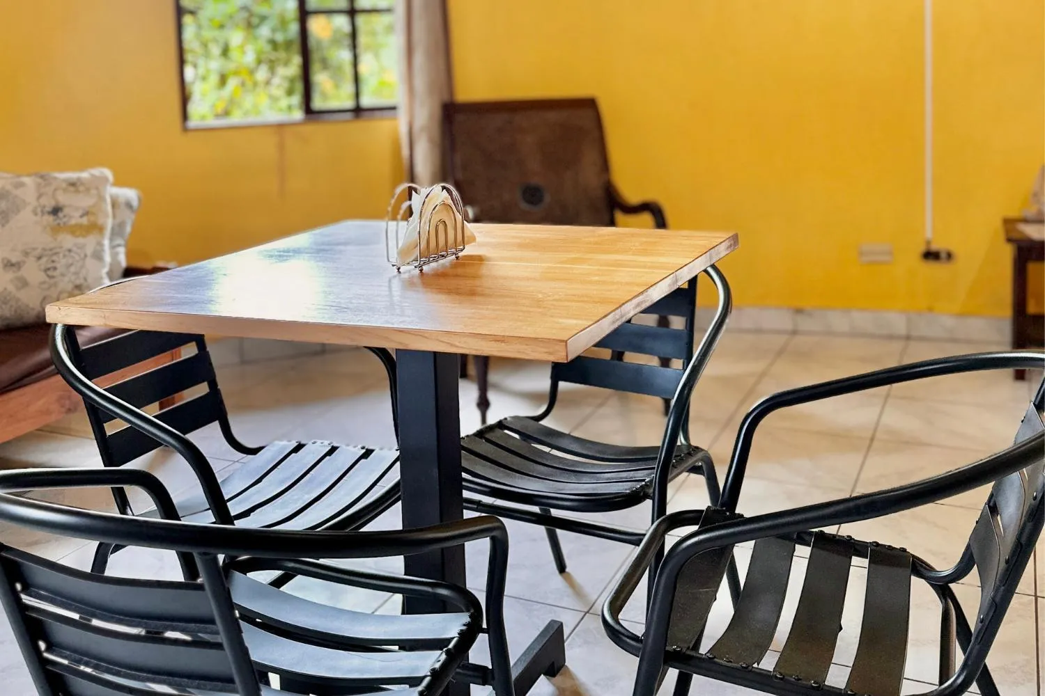 Dining area in Hospedaje Colibri