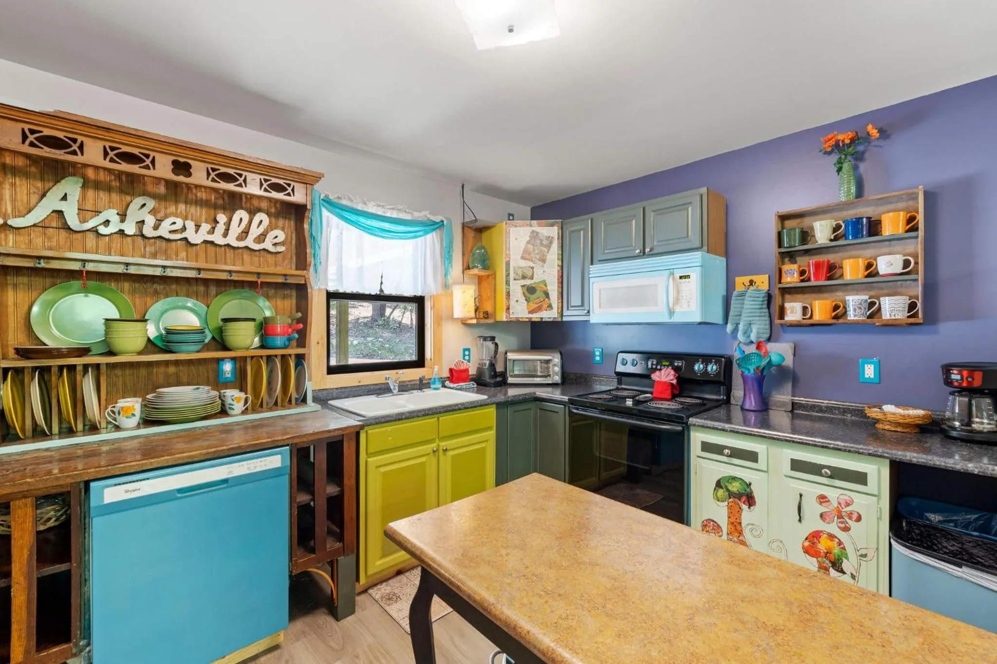 Kitchen or kitchenette in Woodstock Manor