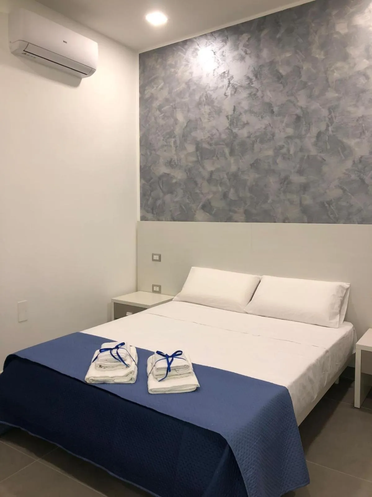 Bed in 3 Rooms Chiaia