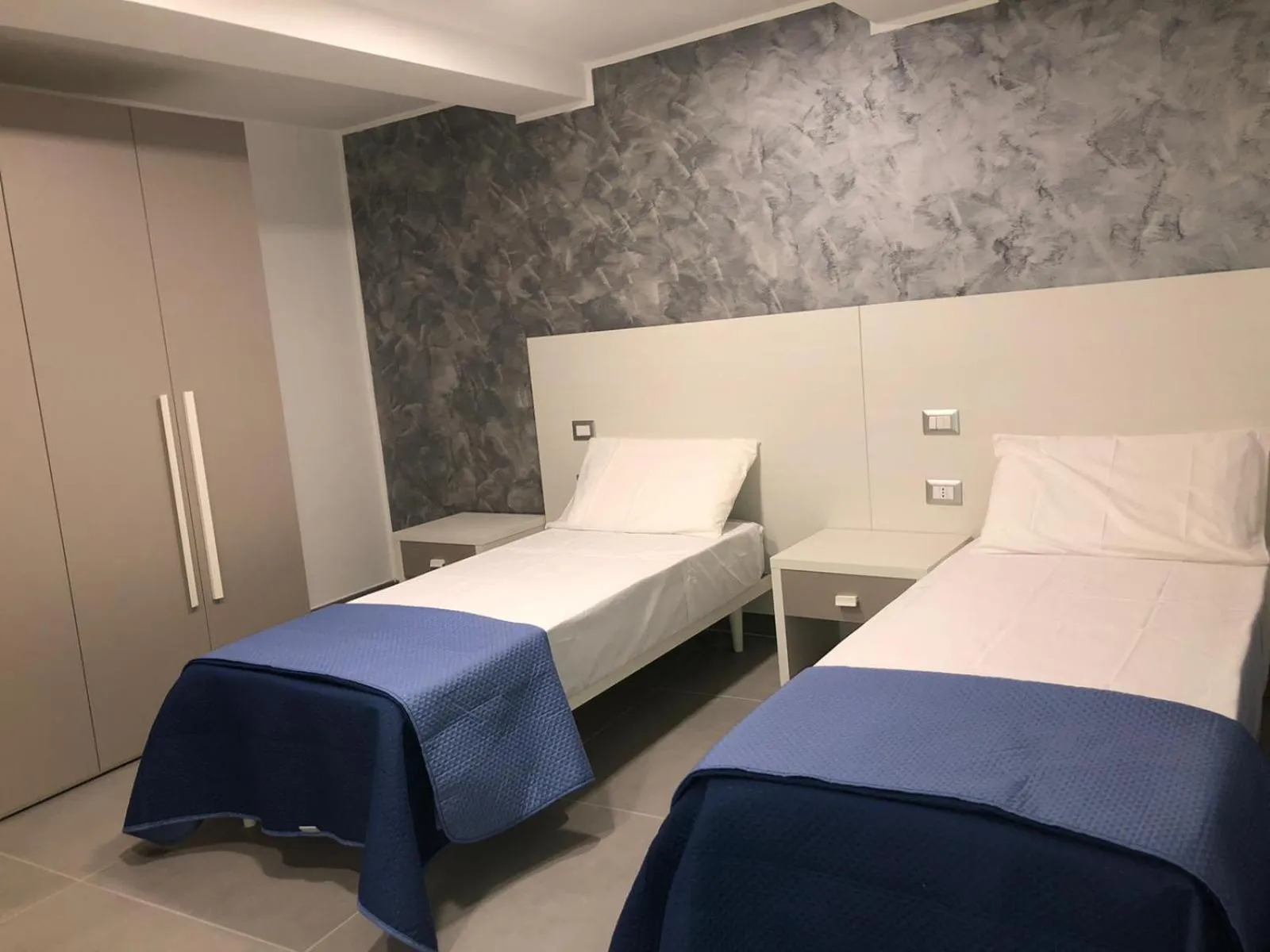 Bed in 3 Rooms Chiaia