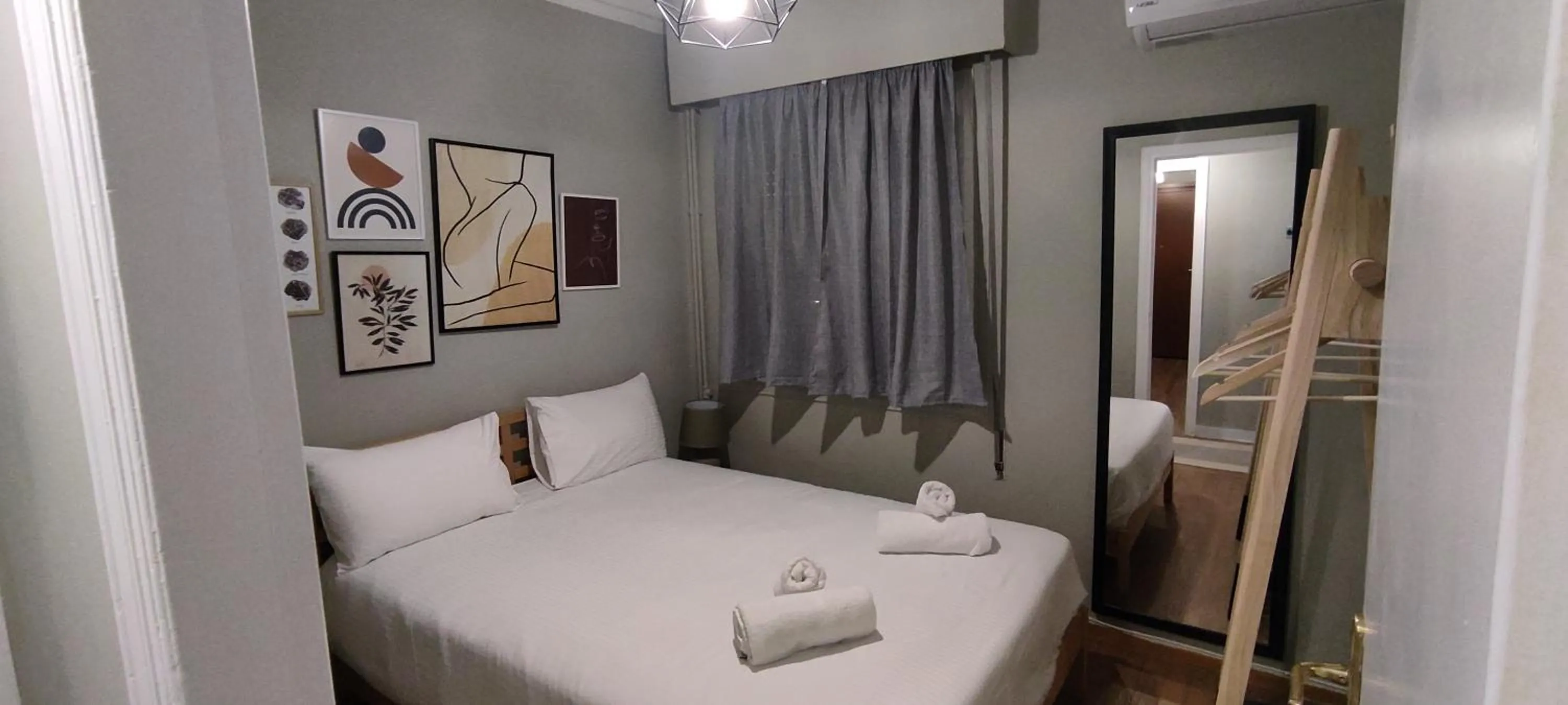 Bed in Location...Acropolis!