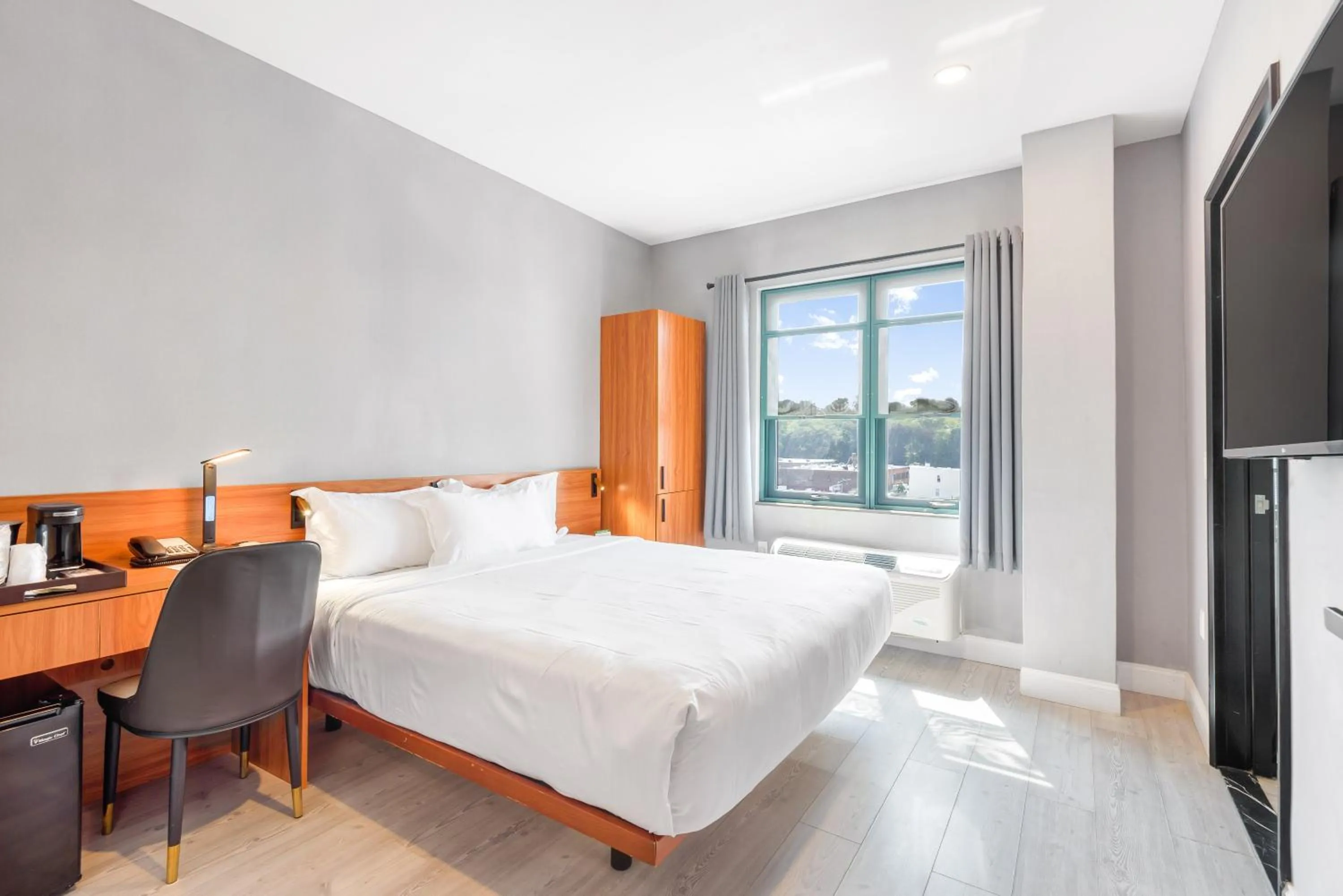 Photo of the whole room, Bed in Liberty View Brooklyn Hotel