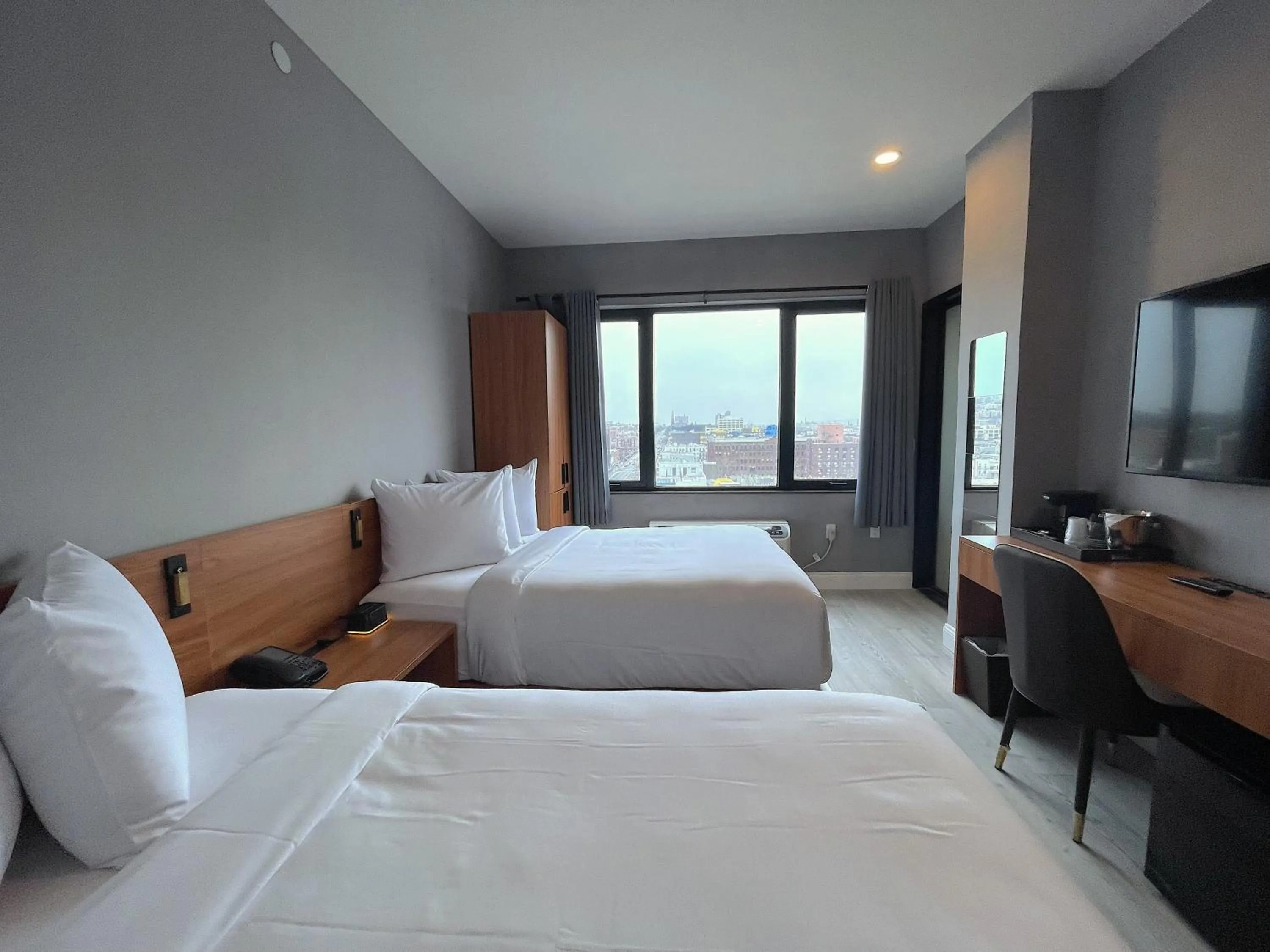 Photo of the whole room, Bed in Liberty View Brooklyn Hotel