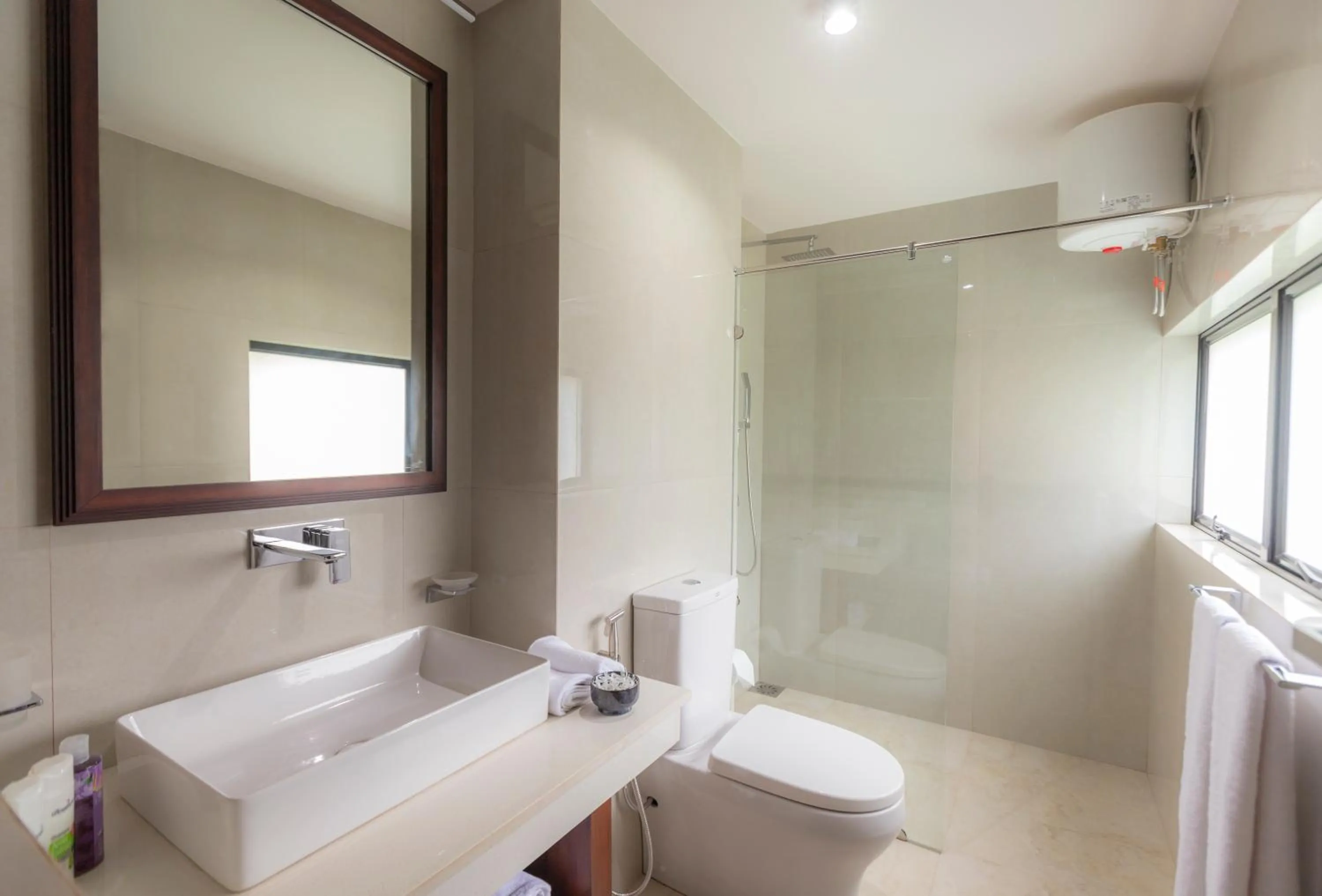 Shower in Serendipity Lake - Hikkaduwa