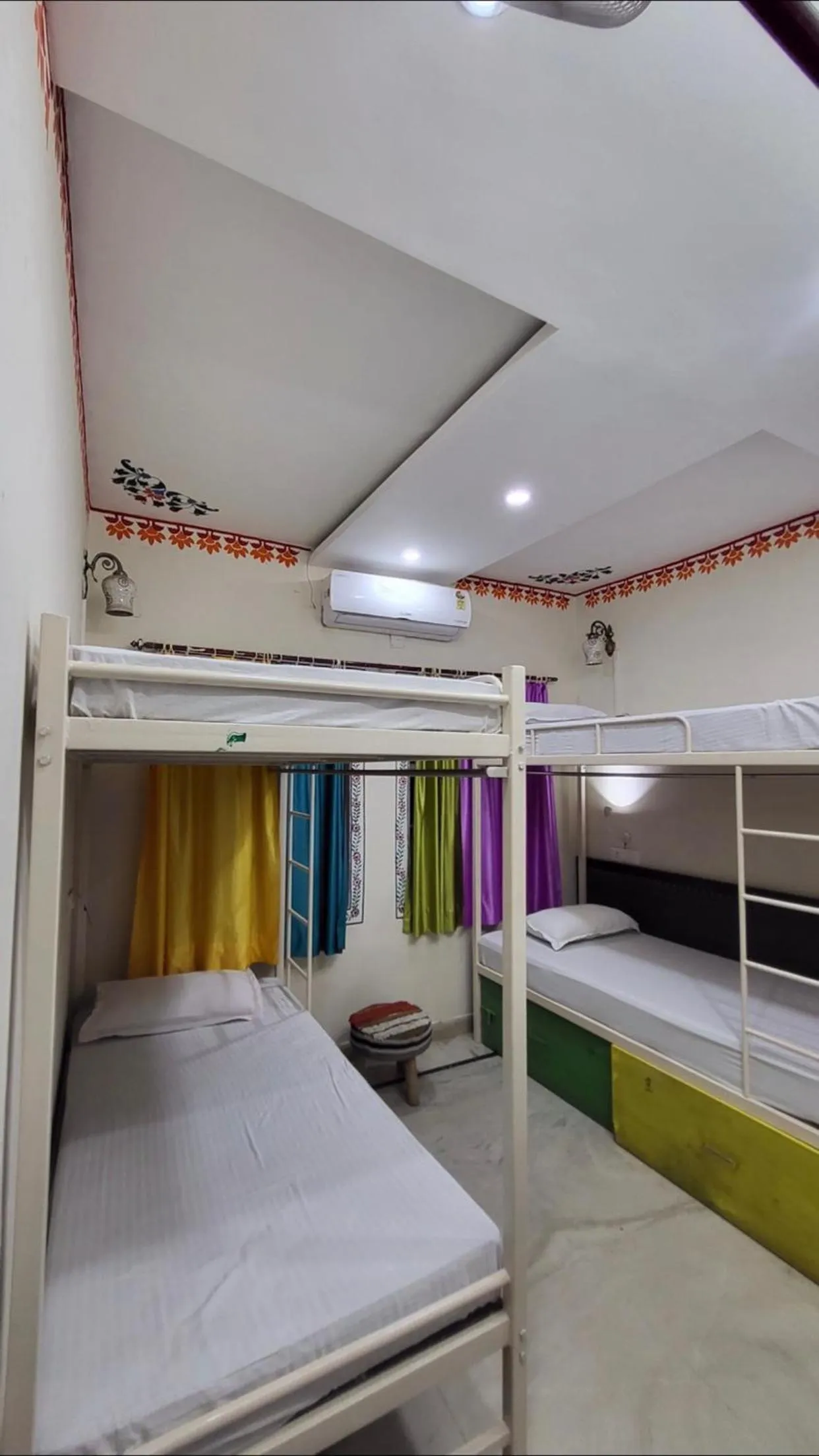 Bed in HOTEL HANUMAN GHAT On LAKE PICHOLA