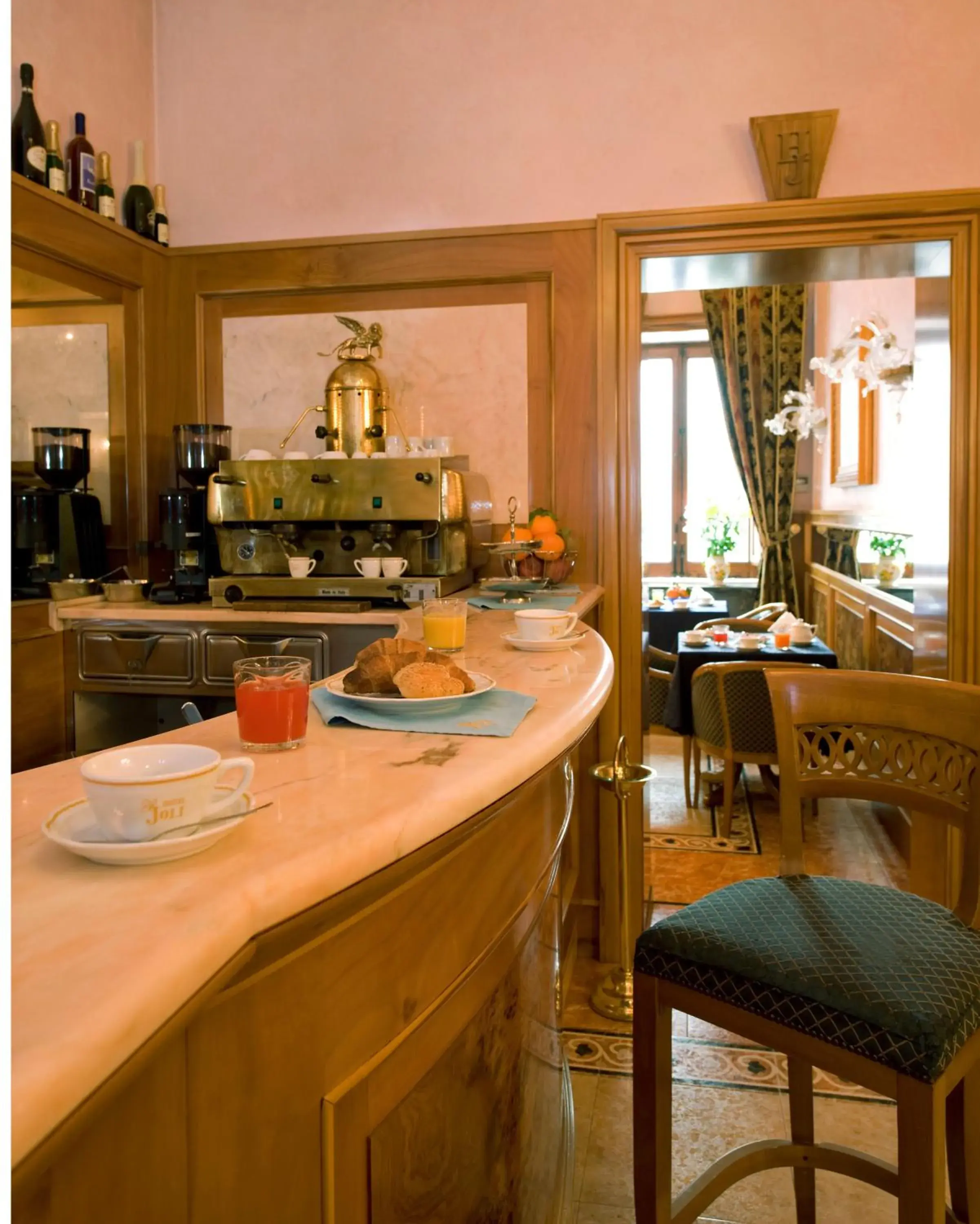 Lounge or bar in Hotel Joli Lounge or bar in Hotel Joli