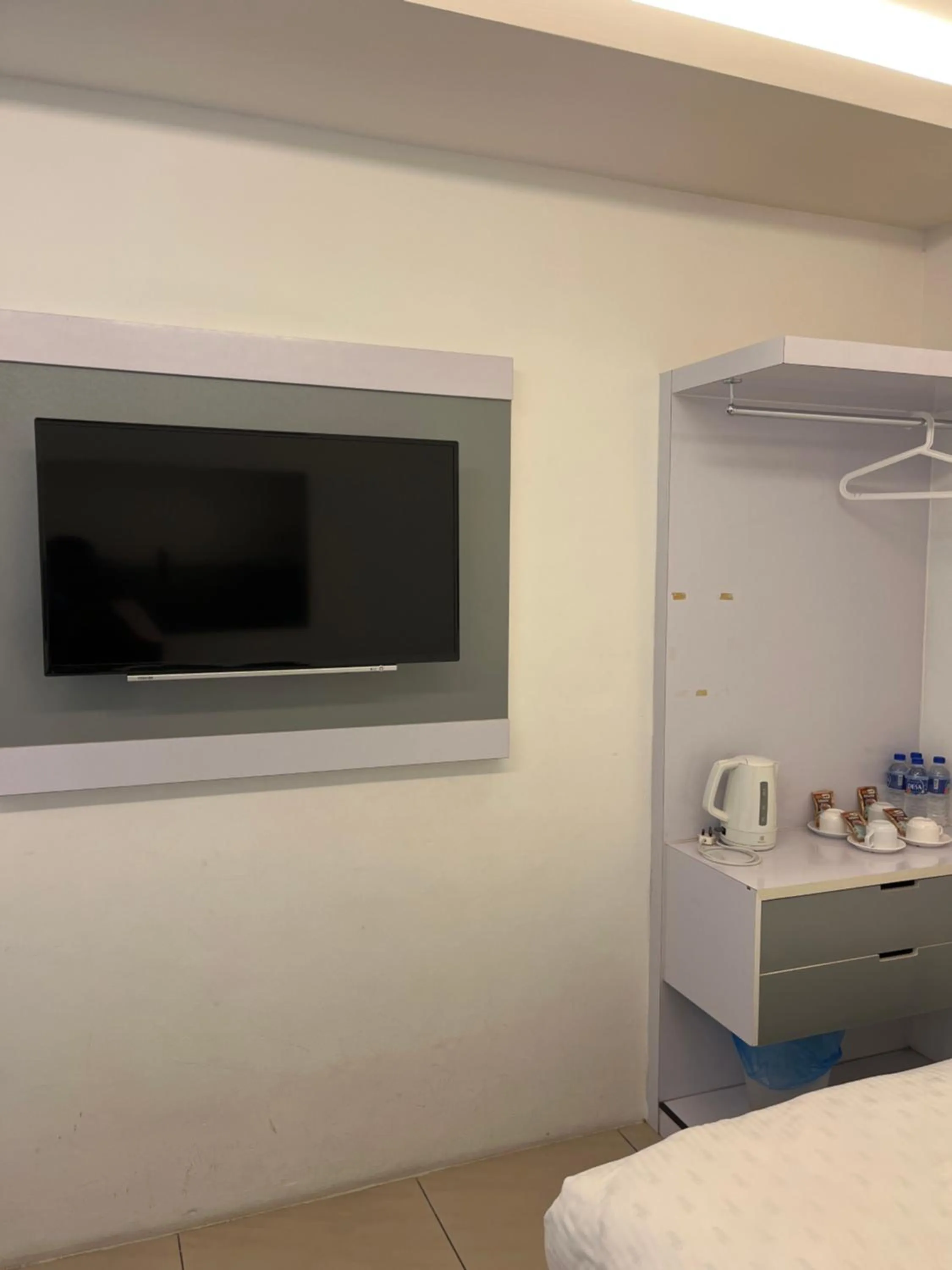 TV and multimedia, Bed in Coastline Hotel