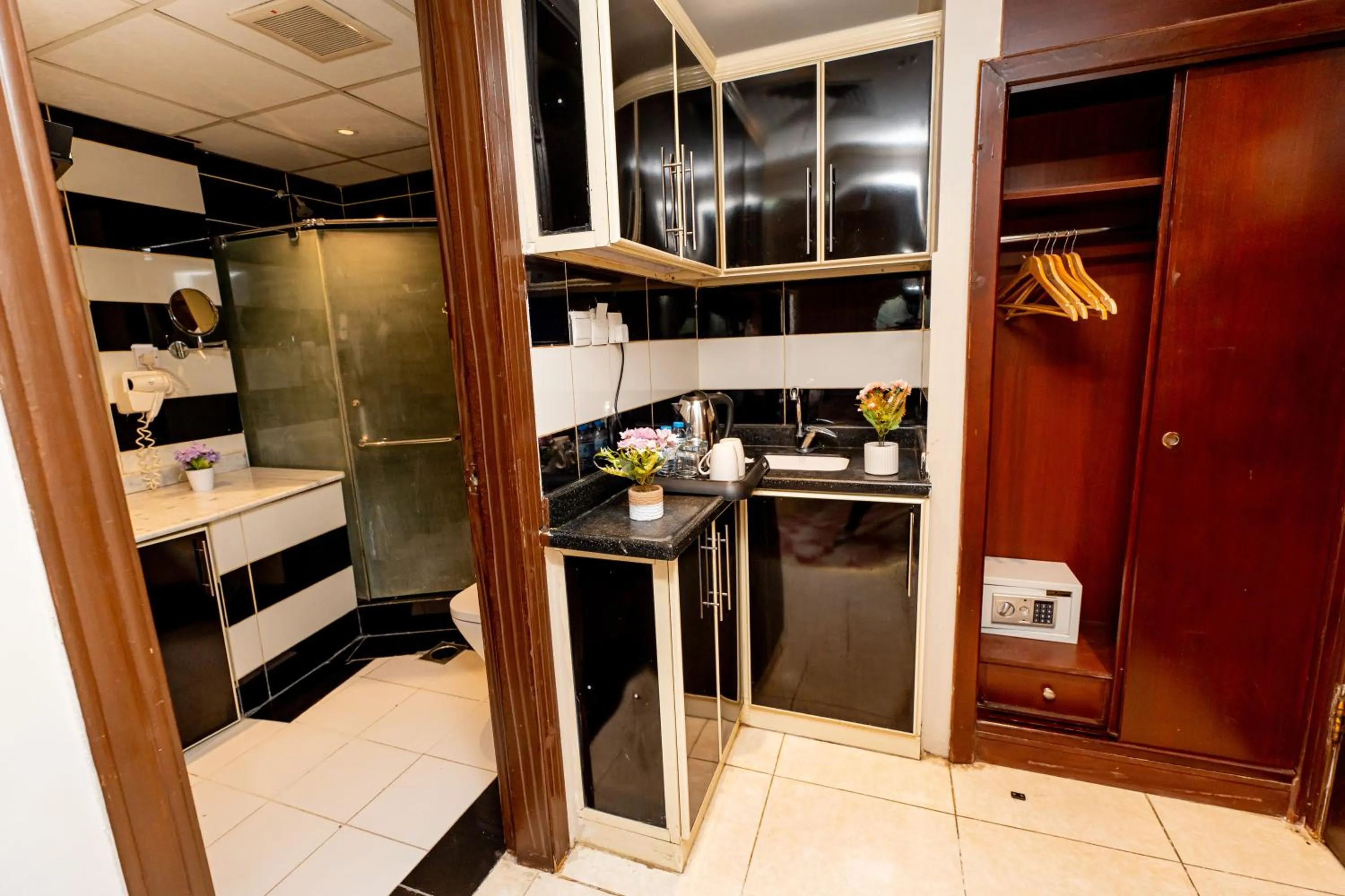 minibar in Al Kiram Hotel Al Azizia