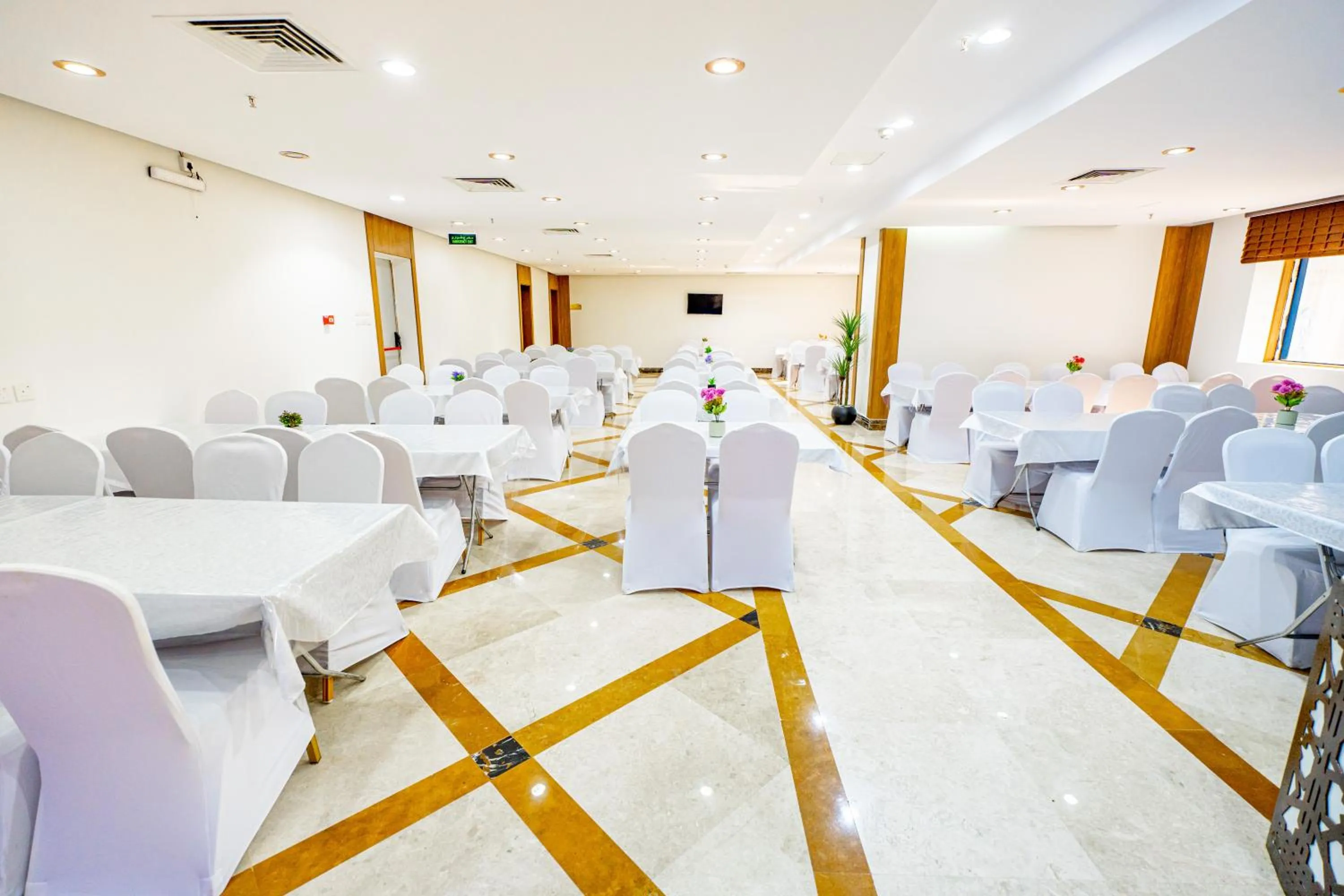 Restaurant/places to eat in Al Kiram Hotel Al Azizia