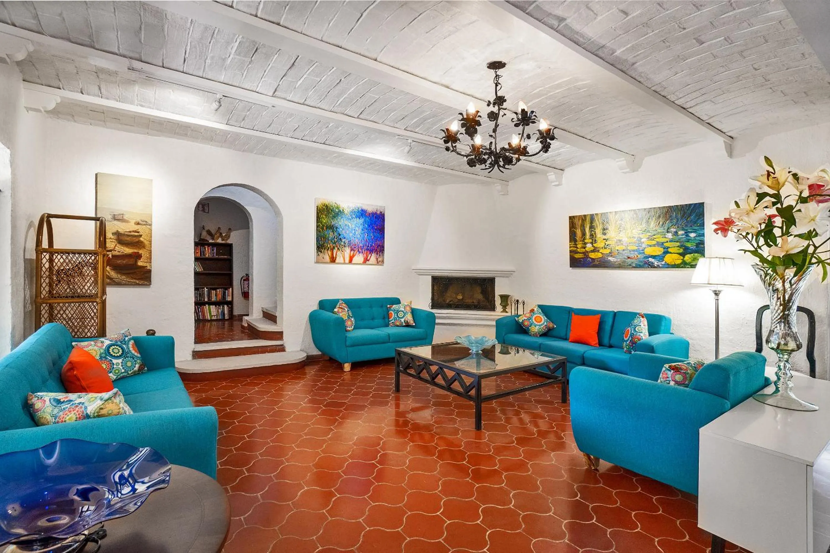 Communal lounge/ TV room in Garden of Dreams Boutique Hotel