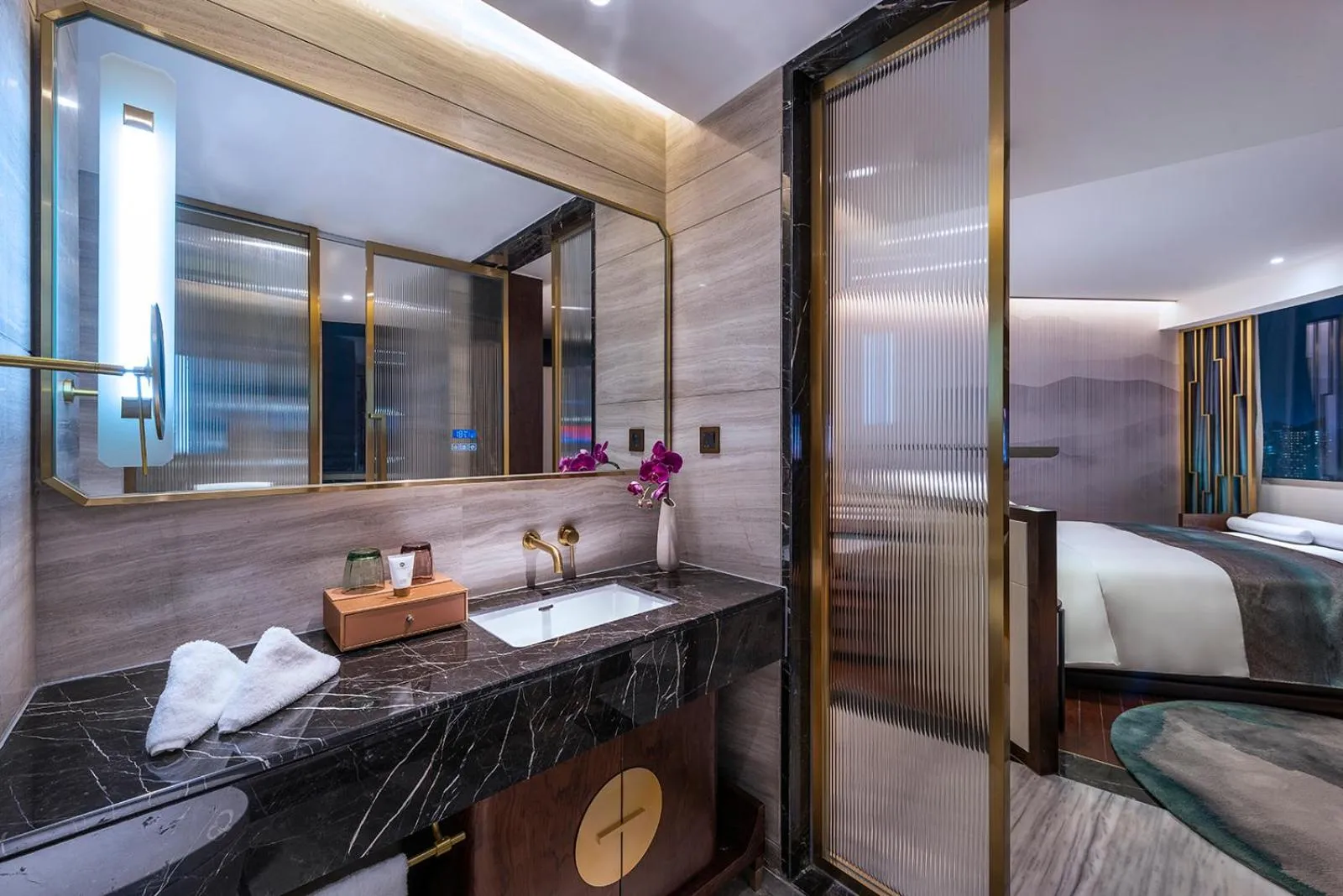 Bathroom, Bed in New Century Hotel Qianchao Hangzhou