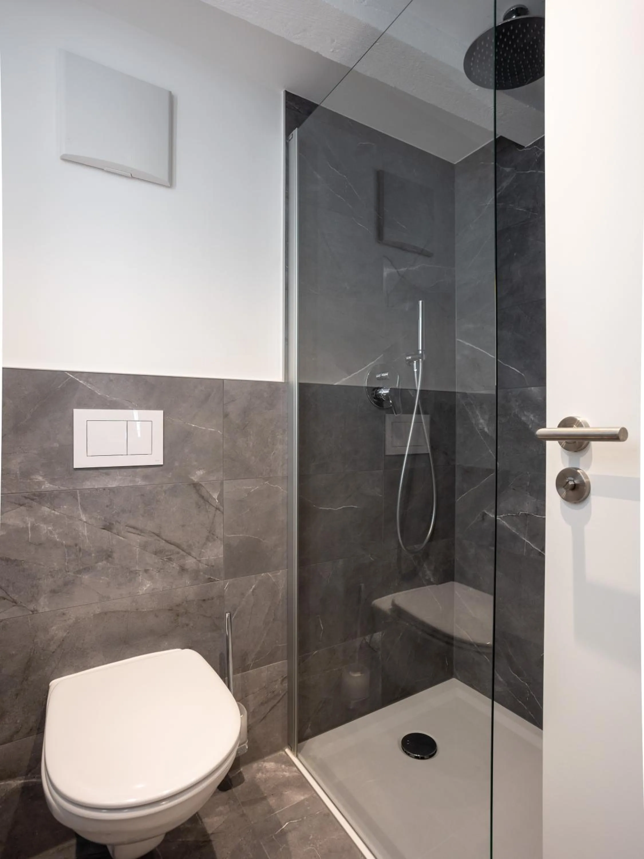 Shower in Limehome Zwickau Hauptmarkt